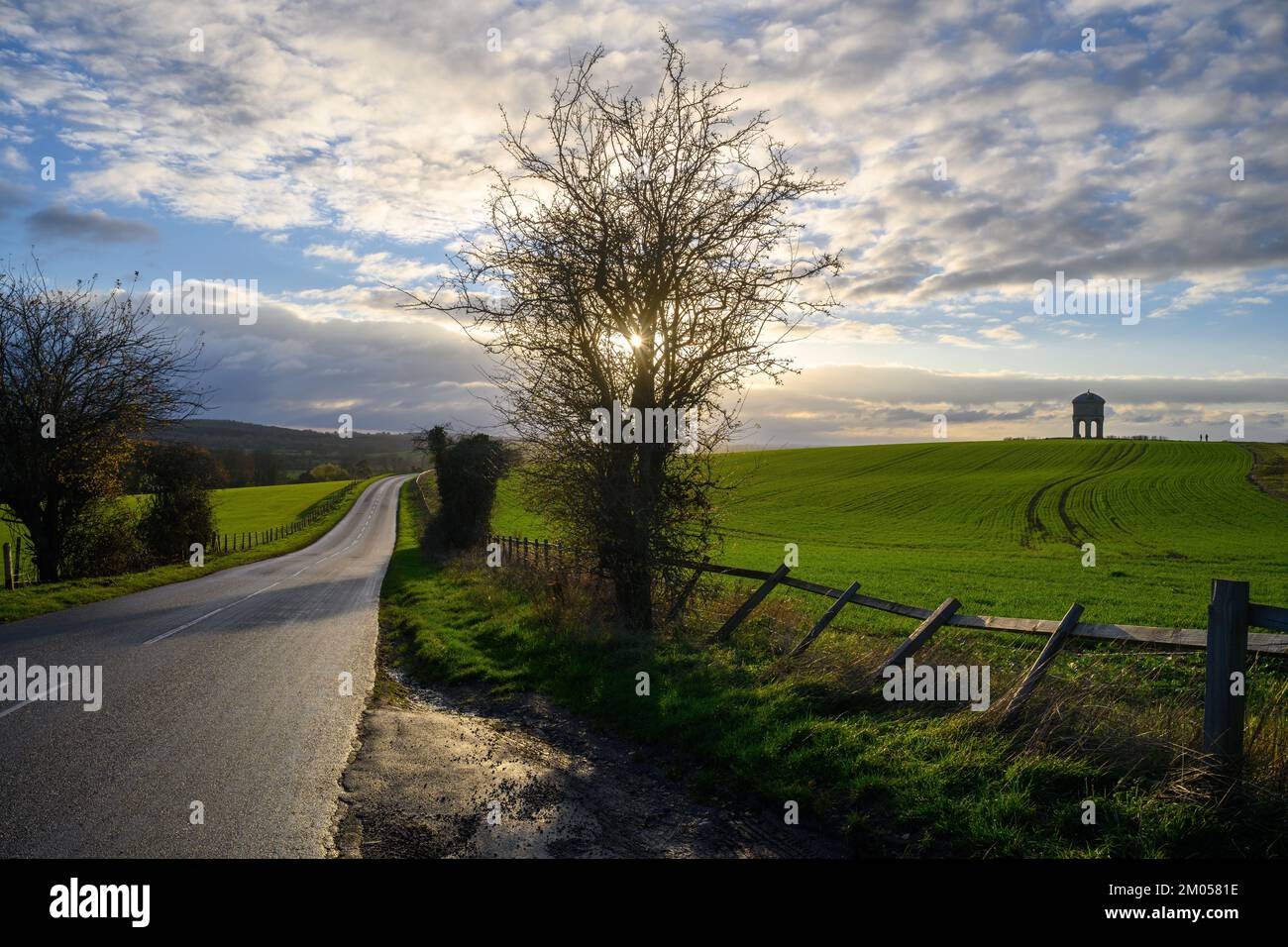 Route rurale et moulin à vent historique Banque D'Images