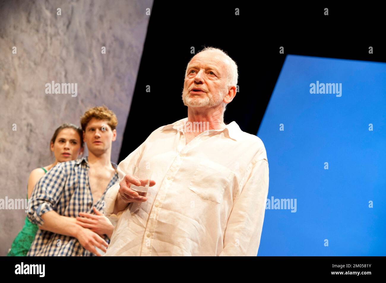 l-r: Hayley Atwell (Sophie), Kyle Soller (Tom), Ian McDiarmid (Edward) dans LA MACHINE DE FOI par Alexi Kaye Campbell au Jerwood Theatre en bas, Royal court Theatre, Londres SW1 31/08/2011 design: Mark Thompson éclairage: Neil Austin réalisateur: Jamie Lloyd Banque D'Images