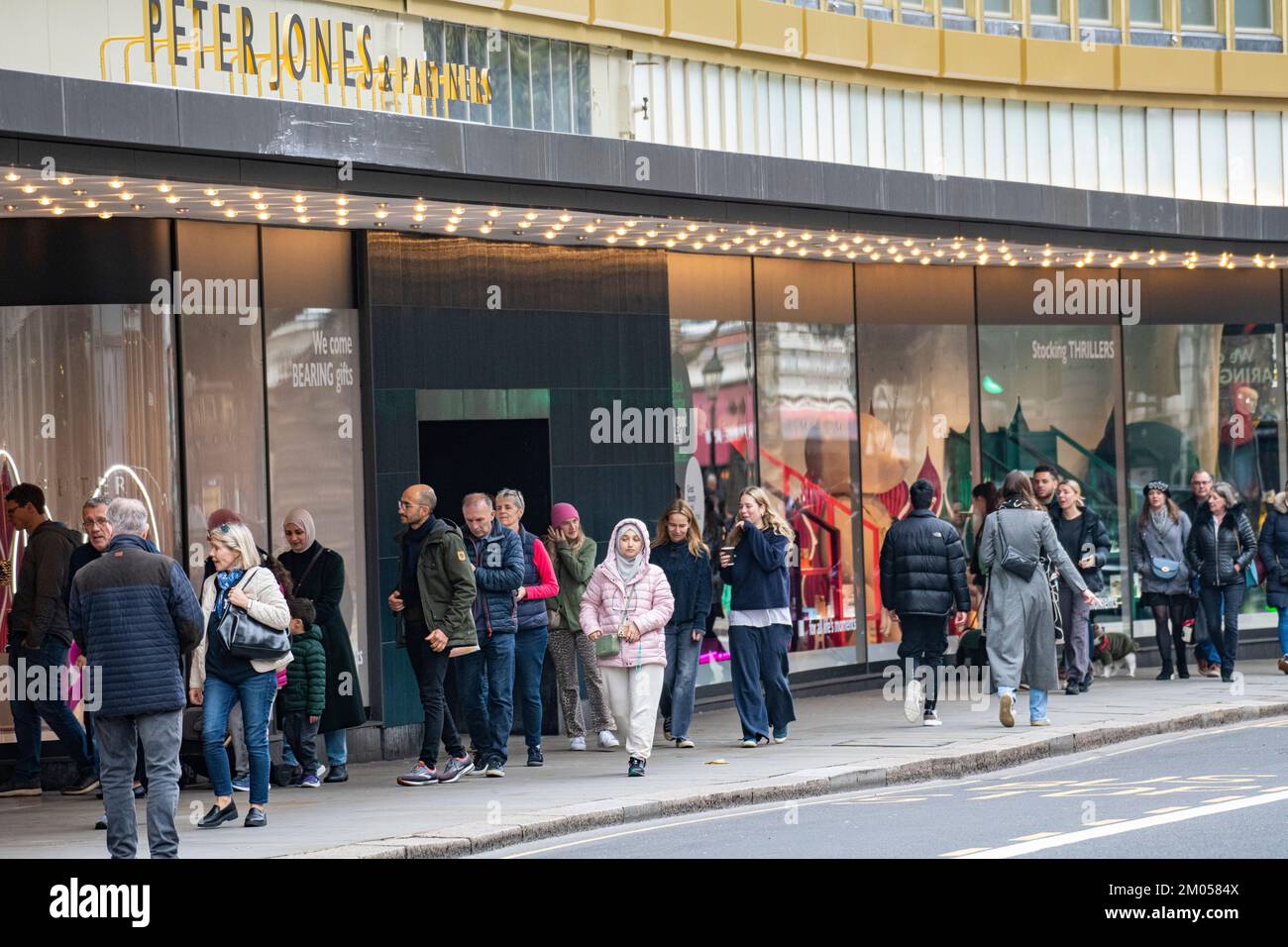 Des files d'attente de clients en dehors de Peter Jones à Chelsea, attendant son ouverture fin novembre, défiant la récession britannique Banque D'Images