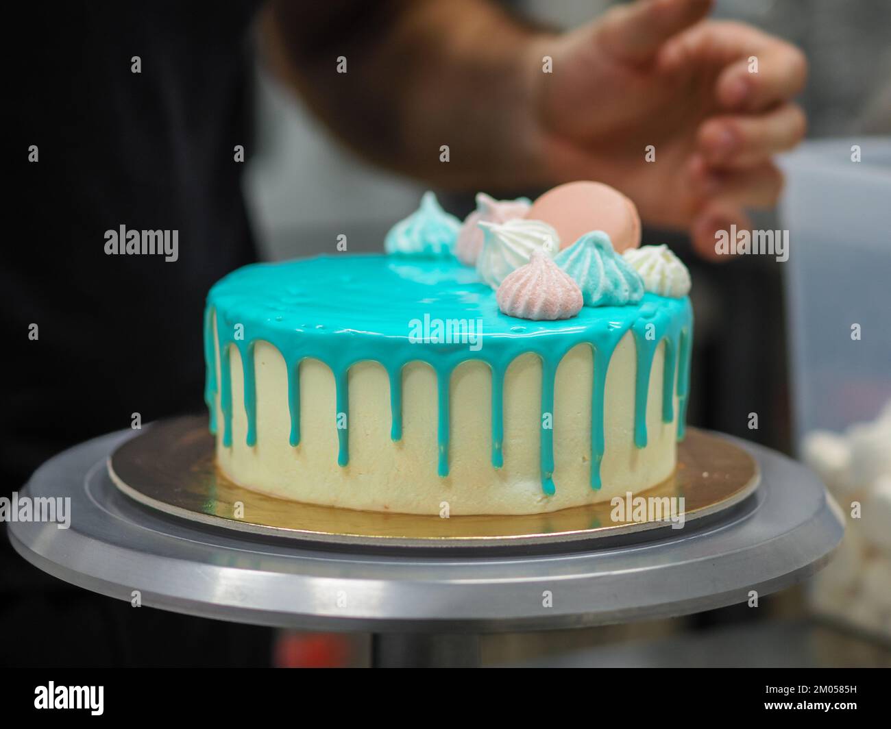 beignets aux baies de meringue et aux noix de coco sur un gâteau turquoise à glaçage givré pour les fêtes d'anniversaire Banque D'Images