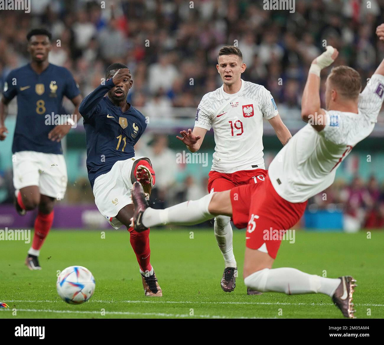 Doha, Qatar. 04th décembre 2022. 12/04/2022, stade Al Thumama, Doha, QAT, coupe du monde FIFA 2022, Round of 16, France vs Pologne, dans la photo l'avant-scène de la France Ousmane Dembele, milieu de terrain de Pologne Sebastian Szymanski, défenseur de Pologne Kamil Glik crédit: dpa Picture Alliance/Alay Live News Banque D'Images