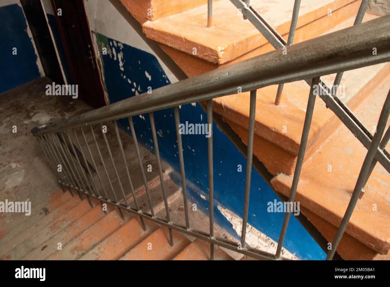 vieux escalier sombre sale soviétique à l'entrée d'un immeuble d'appartements dans la ville de dnipro en ukraine Banque D'Images