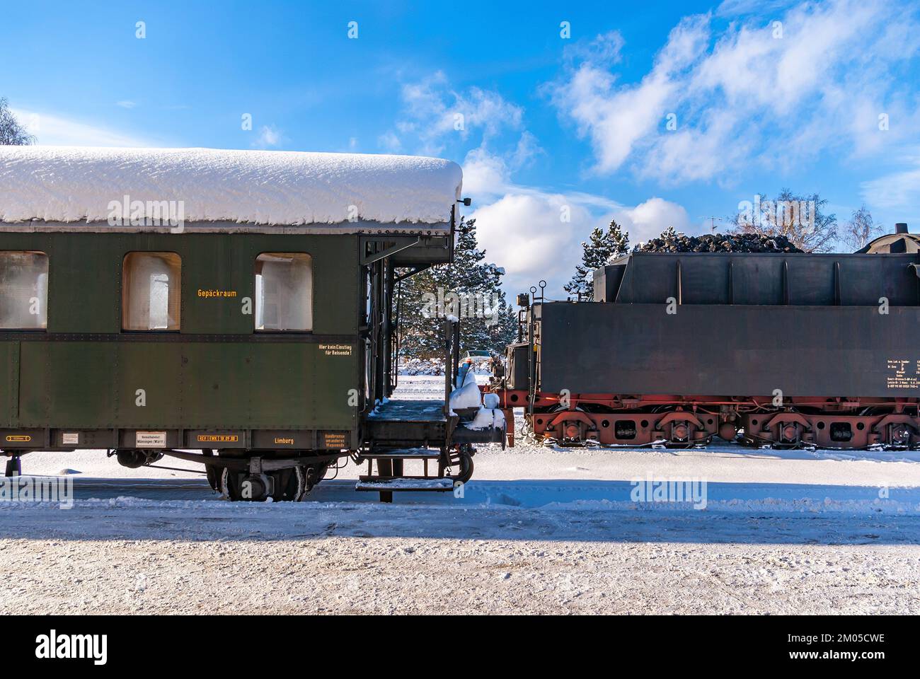 Train et gare, chemin de fer de Swabian Alb, gare de Münsingen, Swabian Alb, Bade-Wurtemberg, Allemagne, 18 décembre 2010. Banque D'Images