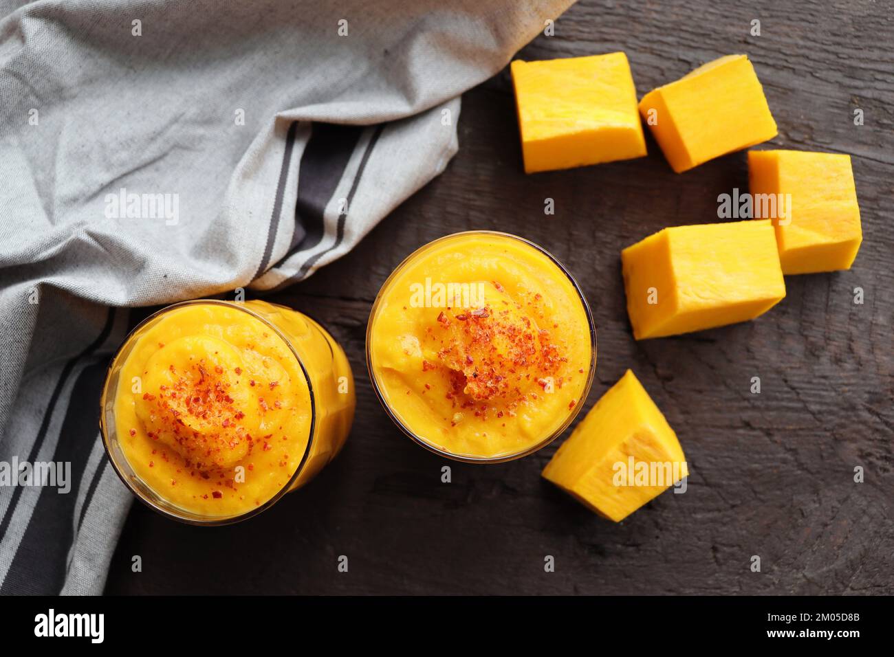 Smoothie à la citrouille avec épices sur fond de bois vue sur le dessus.Copier l'espace Banque D'Images