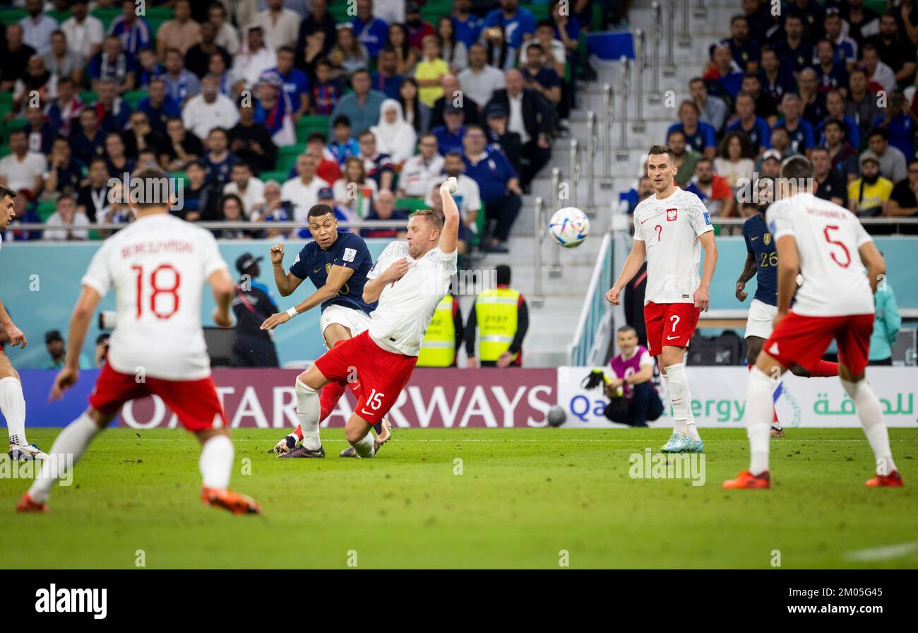 Doha, Qatar. 4th décembre 2022. Kylian Mbappe (FRA) marque le but pour 3:0 contre Kamil Glik (Polen) France - Pologne Frankreich Polen coupe du monde 2022 au Qatar 04.12.2022 Credit: Moritz Muller/Alamy Live News Banque D'Images