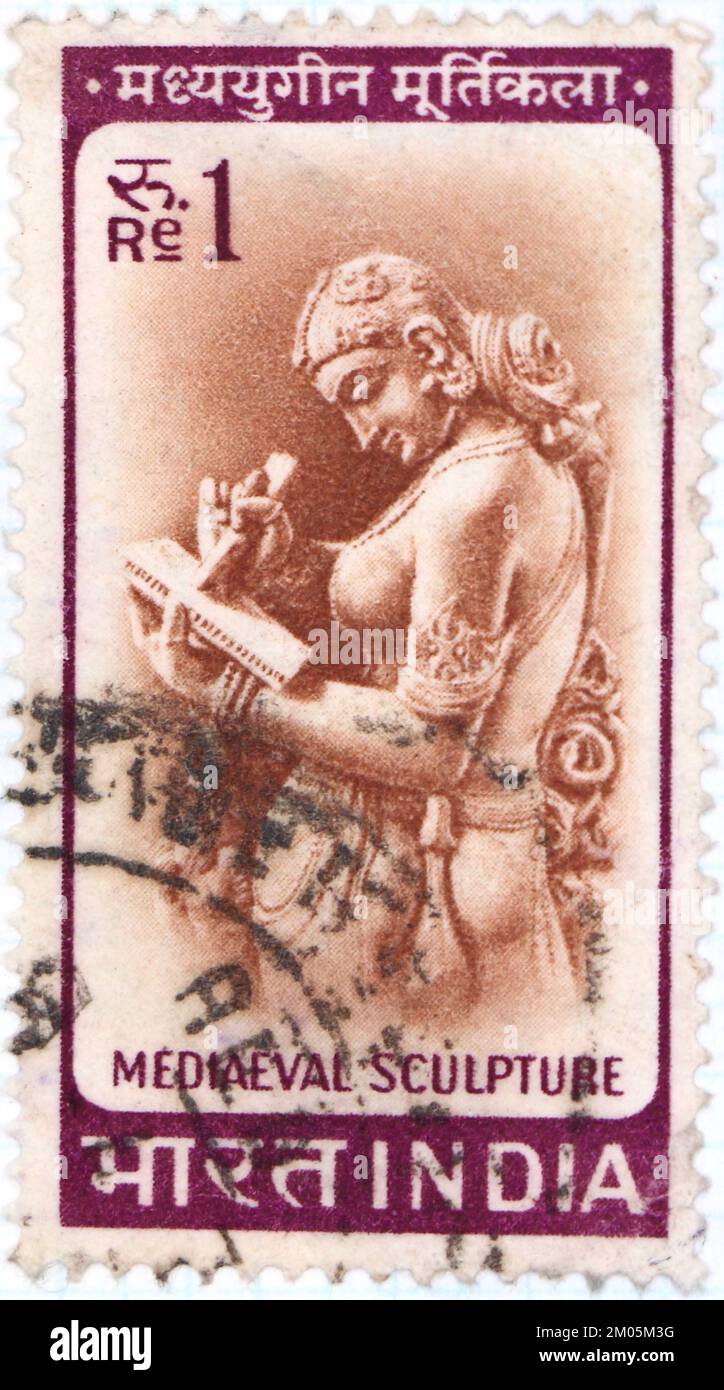 Photo d'un timbre-poste de l'Inde femme écrivant une lettre médiévale sculpture Definitive série 1965-1975 Banque D'Images