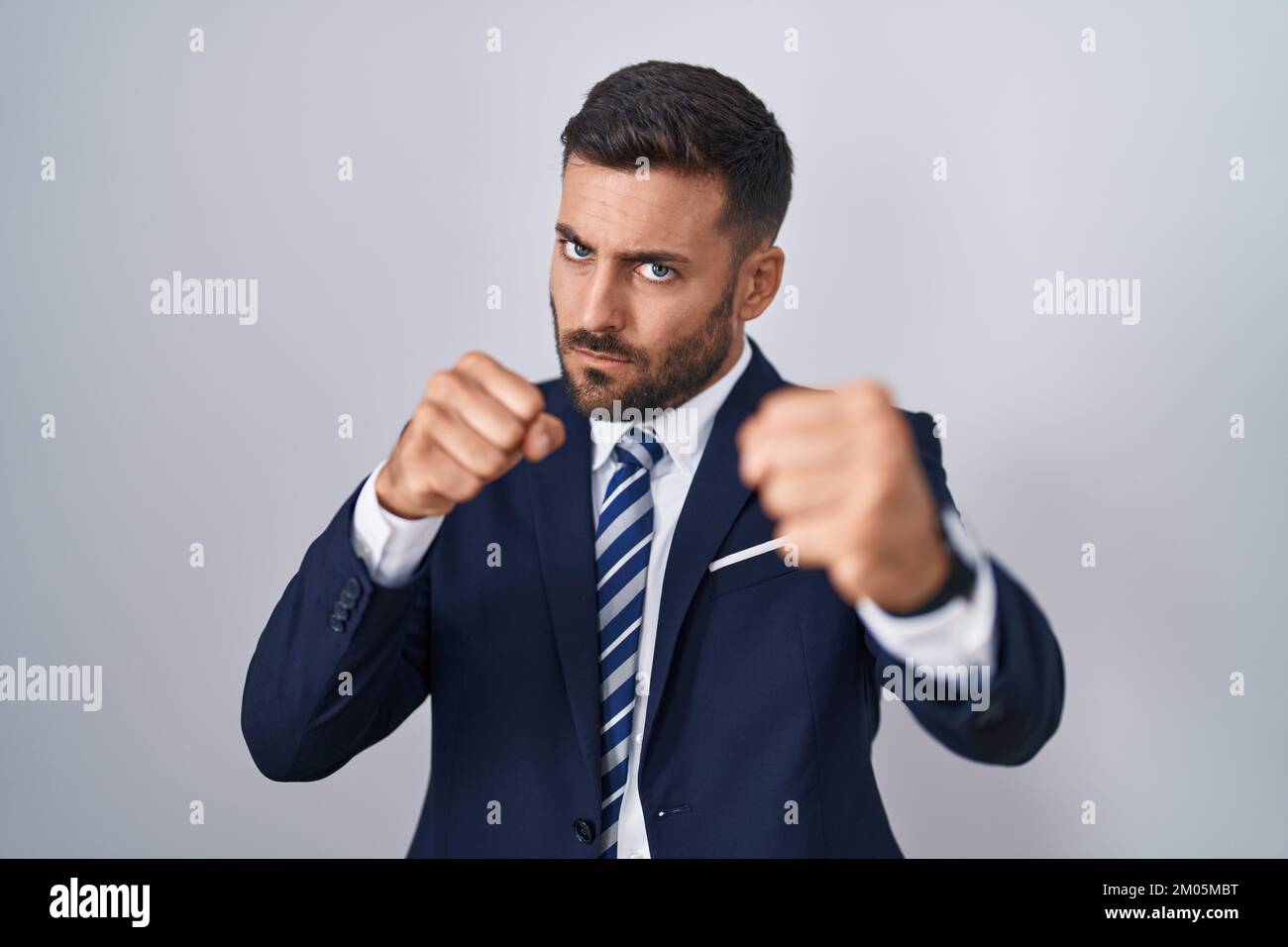Beau hispanique homme portant le costume et le poing de cravate pour  combattre, agressif et en colère attaque, menace et violence Photo Stock -  Alamy