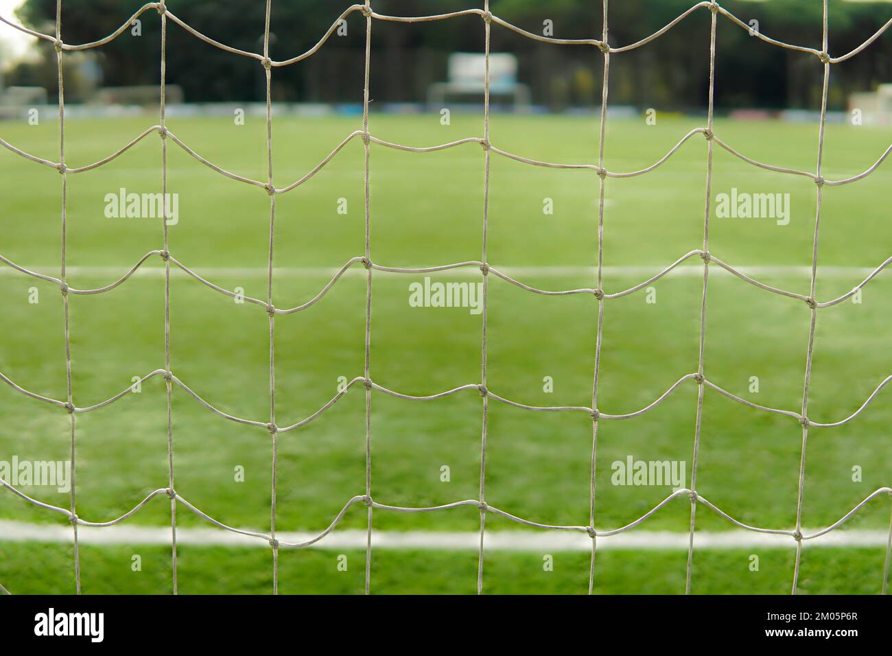Gros plan sur le filet d'un objectif de football vide. Stade de football à travers le but Banque D'Images