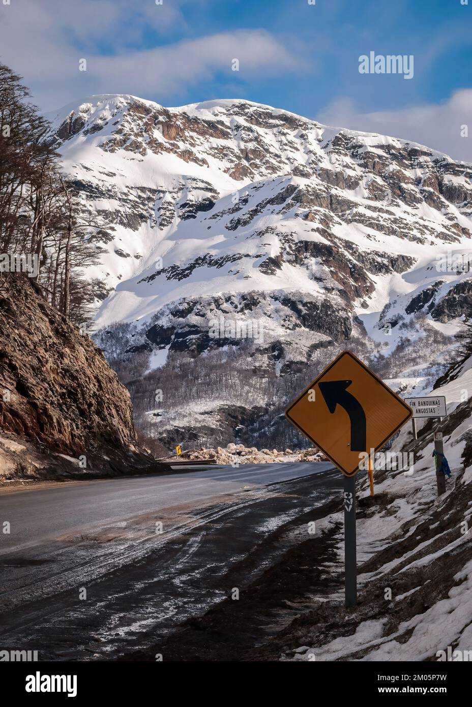 Virage à gauche dans une route d'hiver à Tierra del Fuego, Argentine Banque D'Images