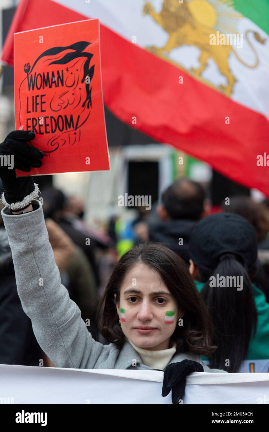 Manifestation à Londres pour la révolution des femmes iraniennes, en vue de remplacer le gouvernement islamique extrémiste par un gouvernement démocratique. Texte Woman Life Freedom Banque D'Images