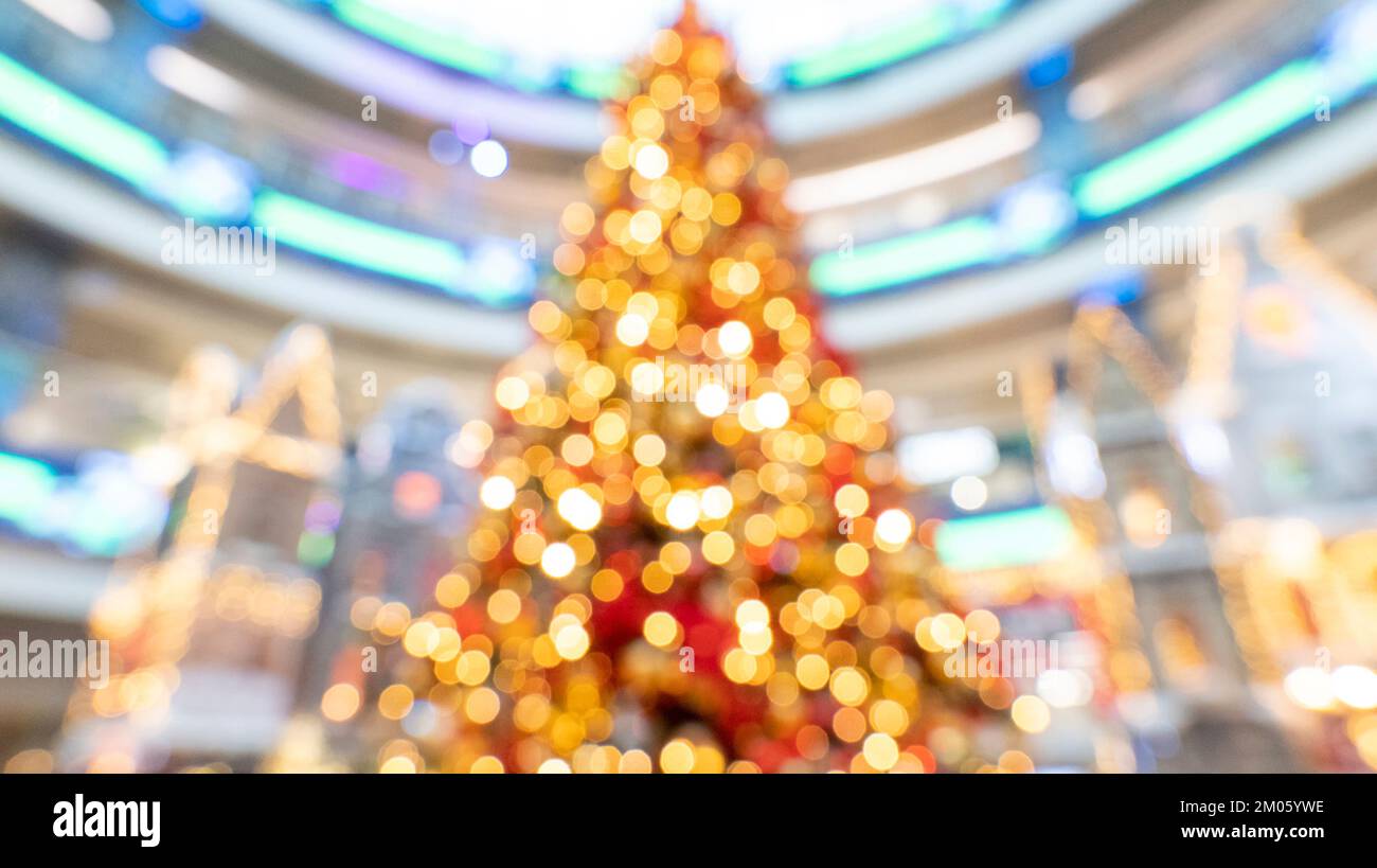 arrière-plan de noël flou. boules de noël floues lumières branches de sapin Banque D'Images