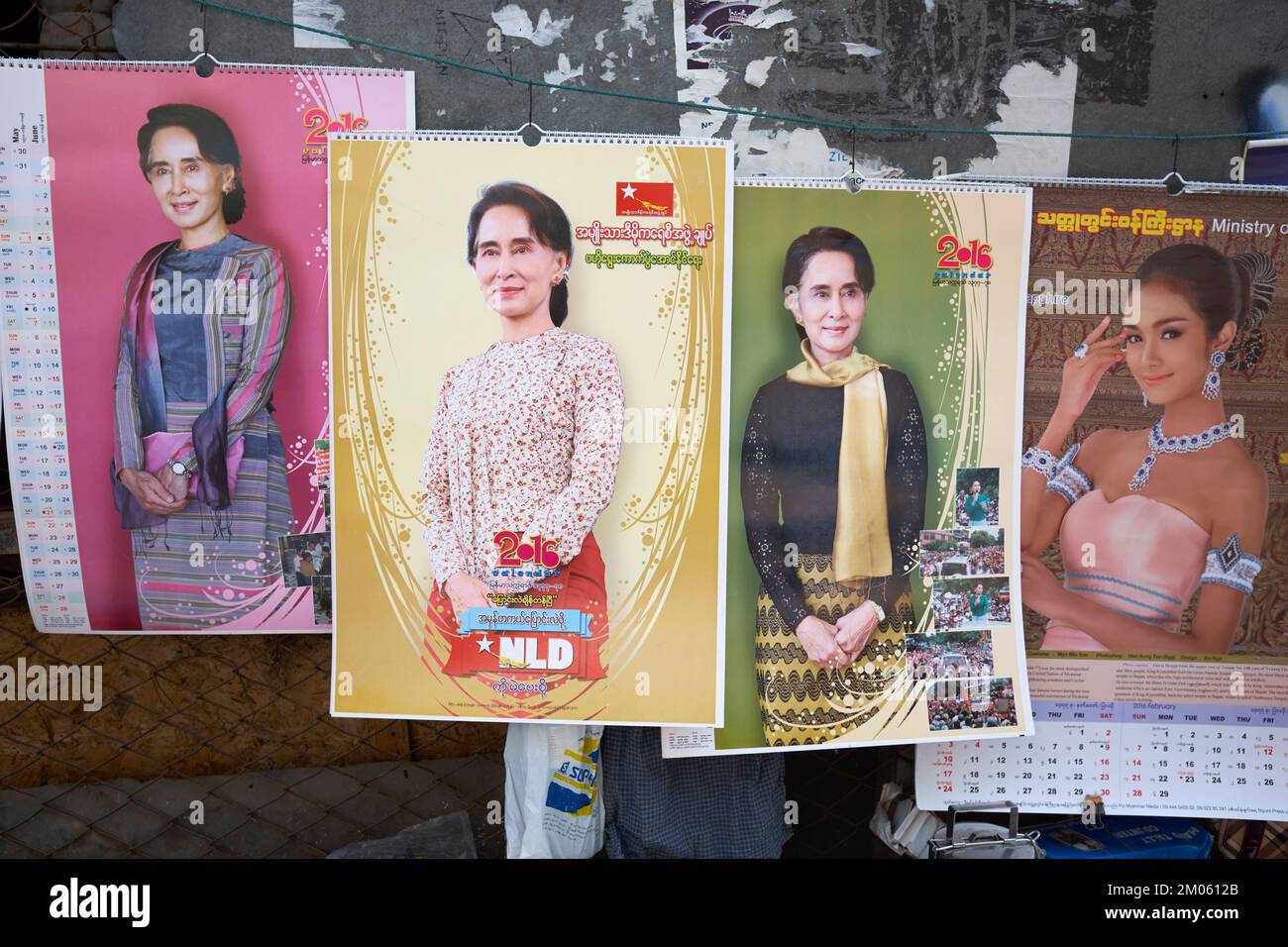 Calendriers en vente avec Aung San Suu Kyi Yangon Myanmar Banque D'Images