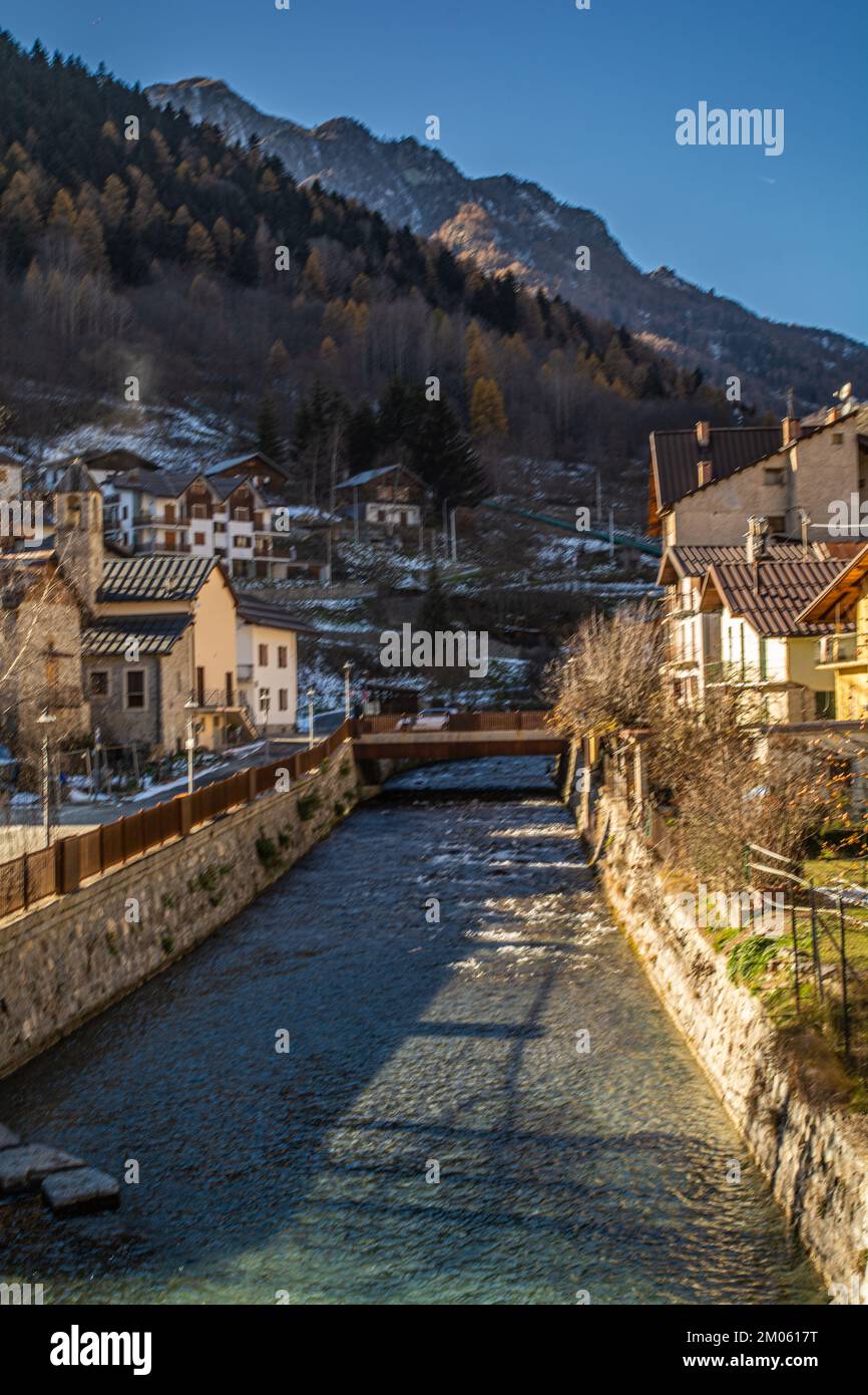 En hiver, le petit village reprend les caractéristiques d'une véritable scène de nativité vivante Banque D'Images