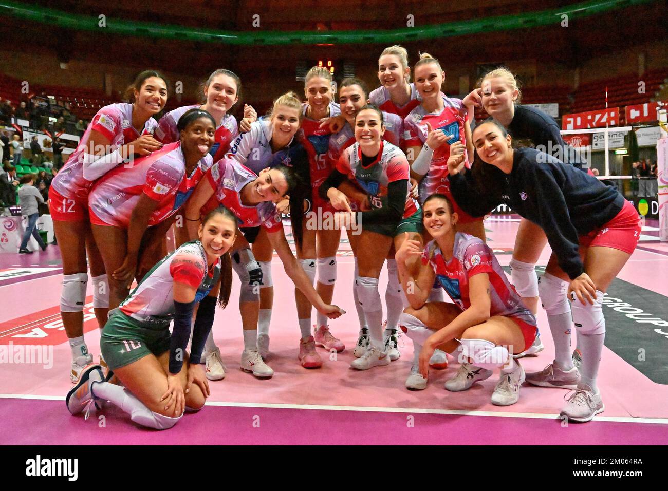 L'équipe Vero Volley Milano célèbre après avoir marqué un match lors de Cuneo Granda Volley vs Vero Volley Milano, Volleyball Italian série A1 Women Match à Cuneo, Italie, 04 décembre 2022 Banque D'Images