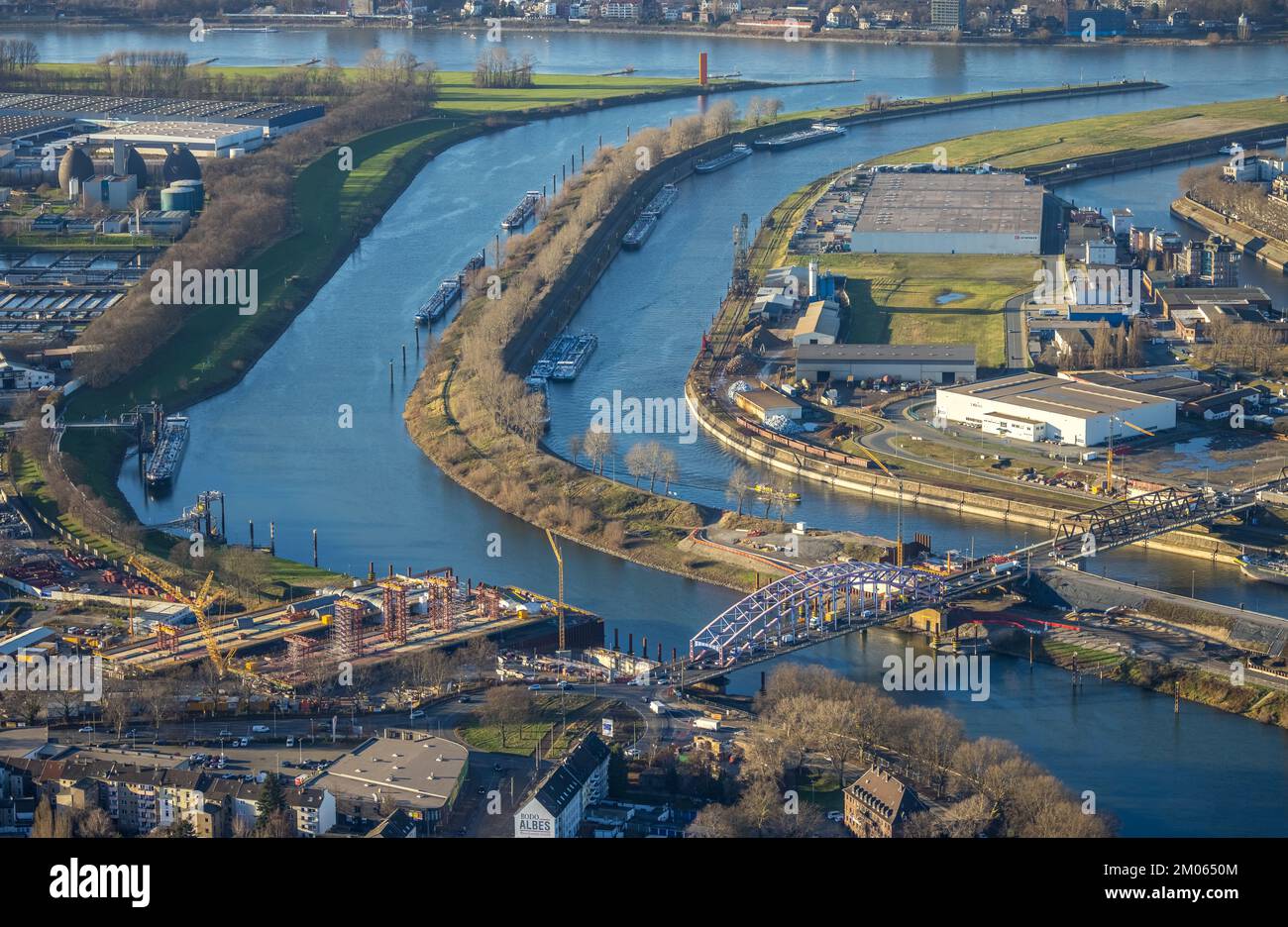 Vue aérienne, port de Duisburg et pont Karl Lehr et site de construction am Brink angle Kaßlerfelder Straße ainsi que rivière Ruhr affluent dans la R Banque D'Images