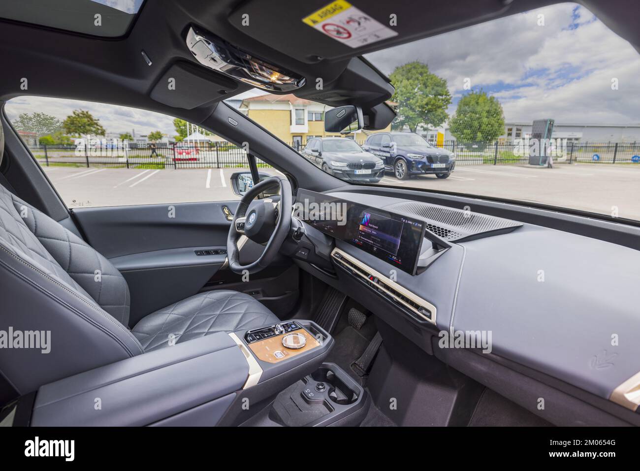 Vue rapprochée de l'intérieur de la voiture électrique BMW iX40. Suède. Uppsala. Banque D'Images