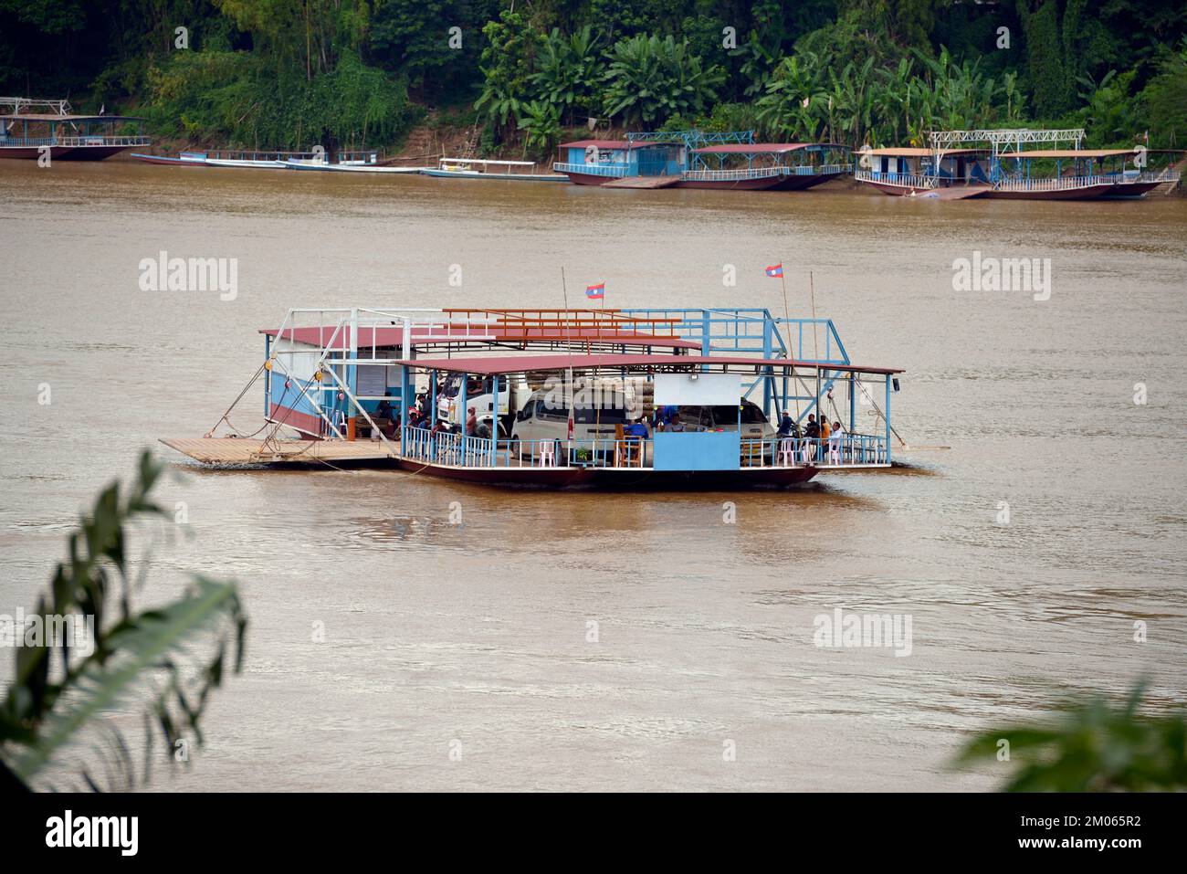 Un ferry pour passagers et véhicules sur le Mékong à Luang Prabang, au Laos. Banque D'Images