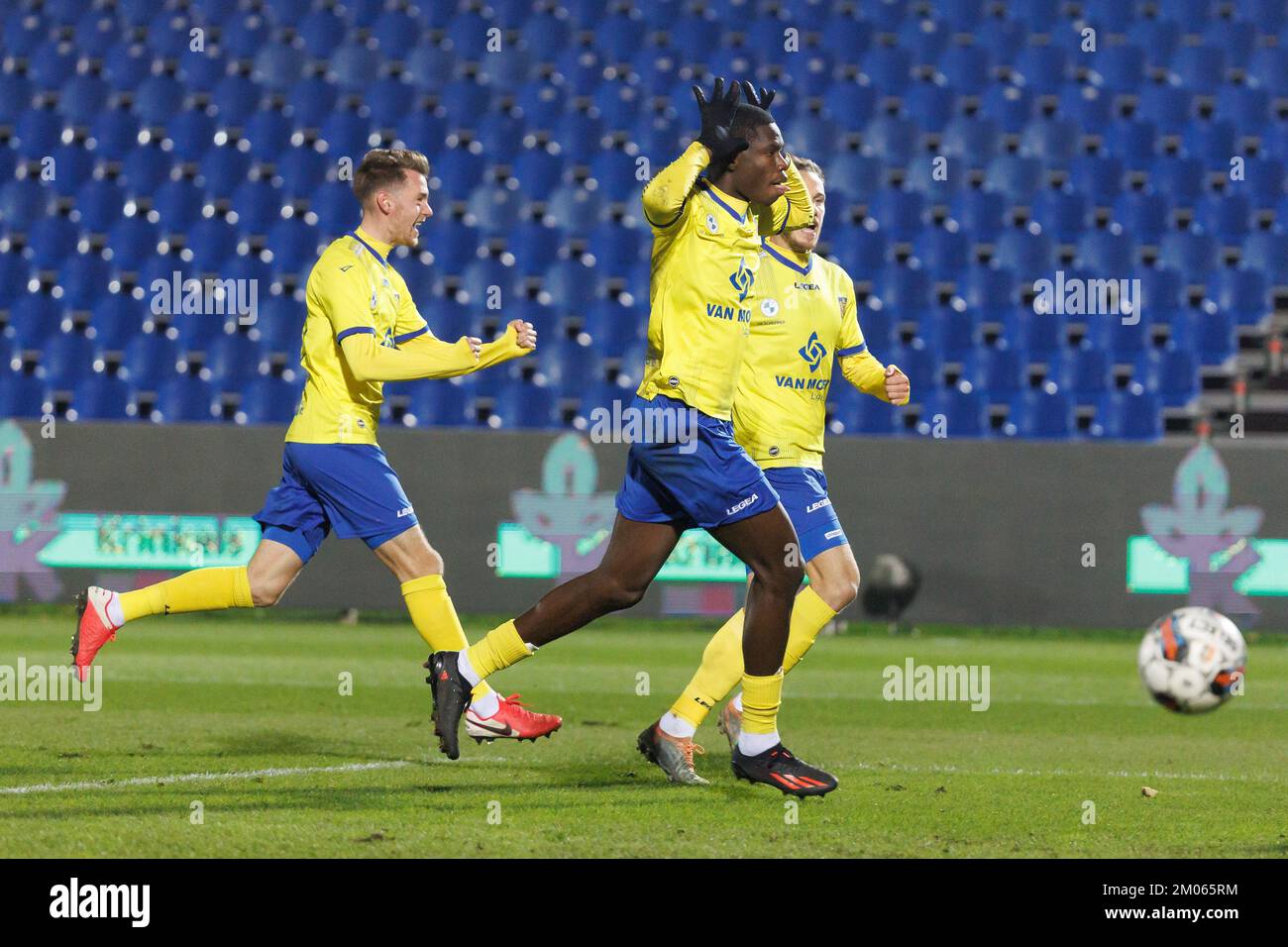 Thierno Barry de Beveren fête après avoir marqué un match de football entre KMSK Deinze et SK Beveren, dimanche 04 décembre 2022 à Deinze, le 16 e jour de la 2022-2023 'Challenger Pro League' 1B deuxième division du championnat belge. BELGA PHOTO KURT DESPLENTER Banque D'Images