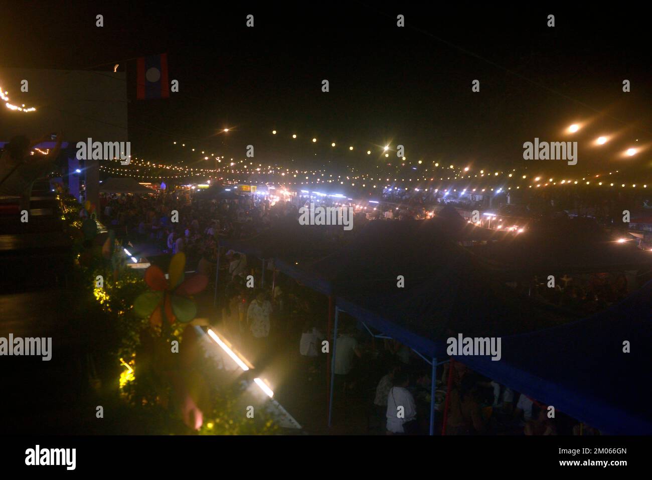 Après la pandémie de Covid-19, la fréquentation du marché nocturne de Luang Prabang au cours d'une nuit de vendredi au Laos est de retour à la normale. Banque D'Images