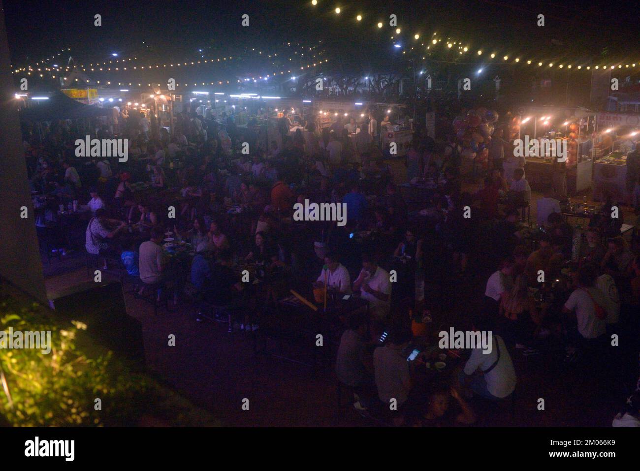 Après la pandémie de Covid-19, la fréquentation du marché nocturne de Luang Prabang au cours d'une nuit de vendredi au Laos est de retour à la normale. Banque D'Images