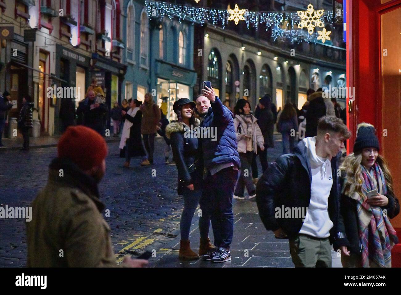 Edinburgh, Écosse, Royaume-Uni, 04 décembre 2022. La vie quotidienne à West Bow avant Noël. credit sst/alamy nouvelles en direct Banque D'Images