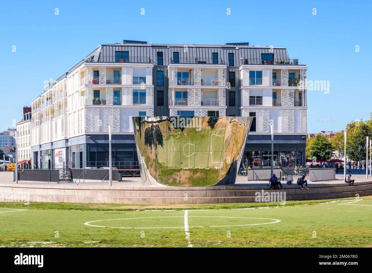 Le Feydball est une installation artistique à Nantes, en France, composée d'un terrain de football anamorphique et d'une structure conique en miroir. Banque D'Images
