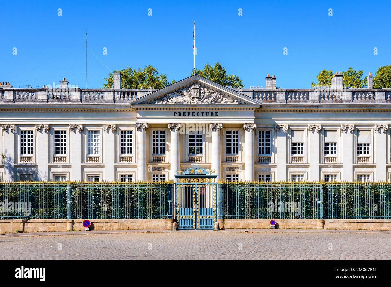 Vue de face de la façade néoclassique de l'édifice de la préfecture de Loire-Atlantique à Nantes, en France, par beau temps. Banque D'Images