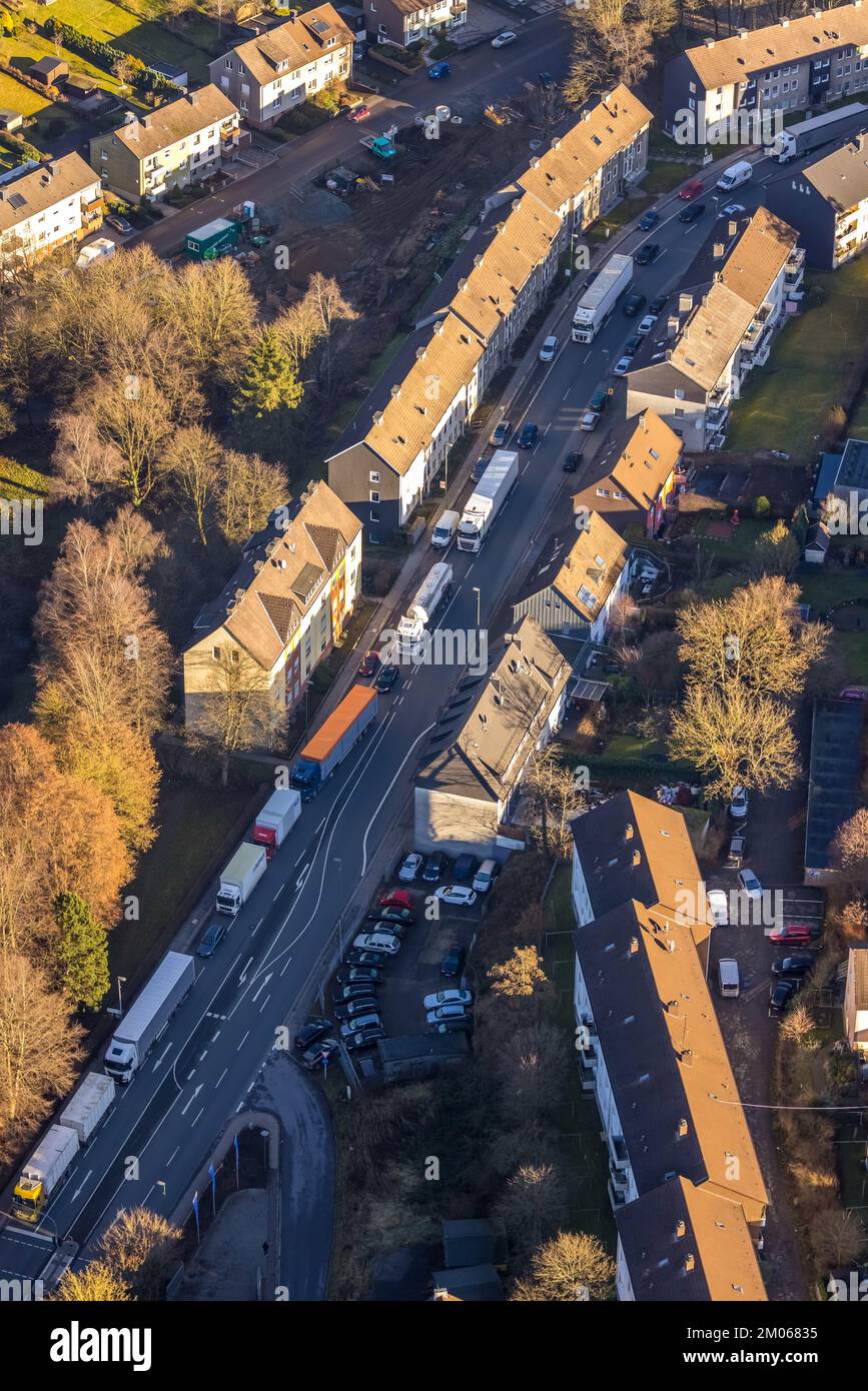 Vue aérienne, trafic local avec le trafic de camions embouteillage sur la Lennestraße à la sortie Lüdenscheid de l'autoroute A45 Sauerlandrinie en raison de la v fermée Banque D'Images