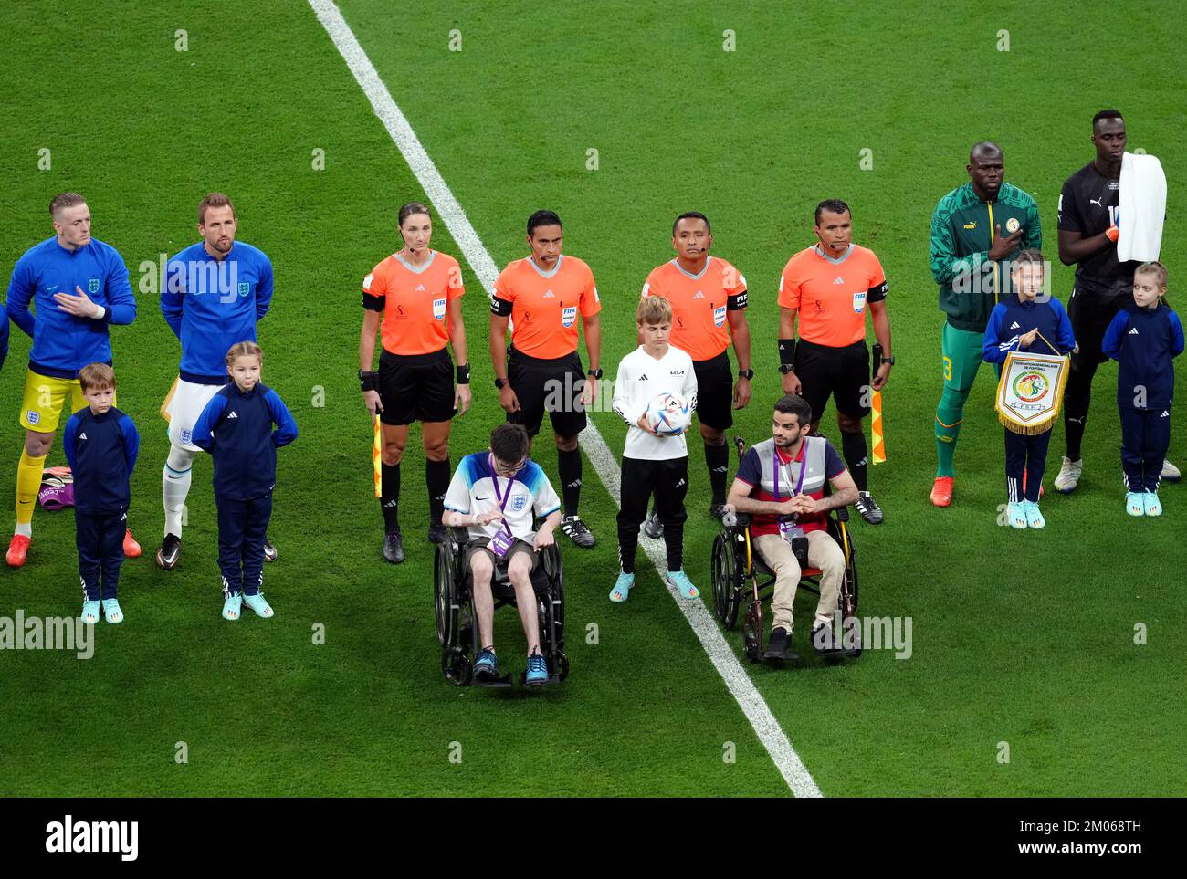 Les officiels et mascottes font la queue aux côtés du capitaine, Harry Kane, en Angleterre, et du Sénégal, Kalidou Koulibaly, avant le match de la coupe du monde de la FIFA, manche des seize, au stade Al-Bayt, à Al Khor, au Qatar. Date de la photo: Dimanche 4 décembre 2022. Banque D'Images
