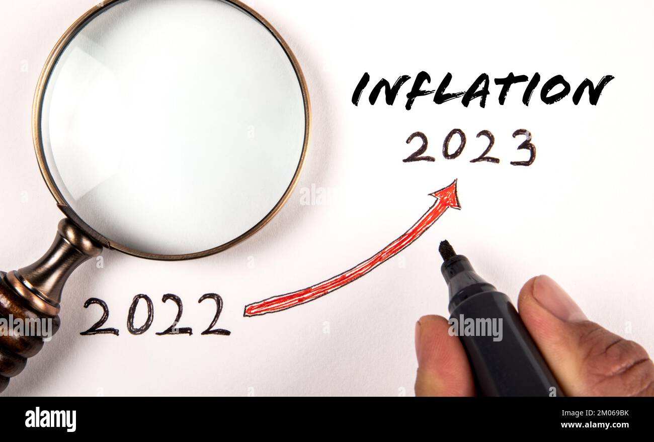 CONCEPT D'INFLATION. Flèche de croissance et de développement sur fond blanc. Banque D'Images