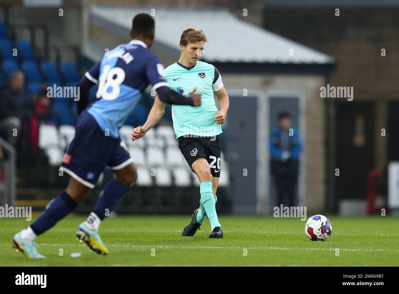 High Wycombe, Royaume-Uni. 04th décembre 2022. Sean Raggett de Portsmouth FC passe le ballon pendant le match de Sky Bet League 1 Wycombe Wanderers vs Portsmouth à Adams Park, High Wycombe, Royaume-Uni, 4th décembre 2022 (photo de Nick Browning/News Images) à High Wycombe, Royaume-Uni le 12/4/2022. (Photo de Nick Browning/News Images/Sipa USA) crédit: SIPA USA/Alay Live News Banque D'Images