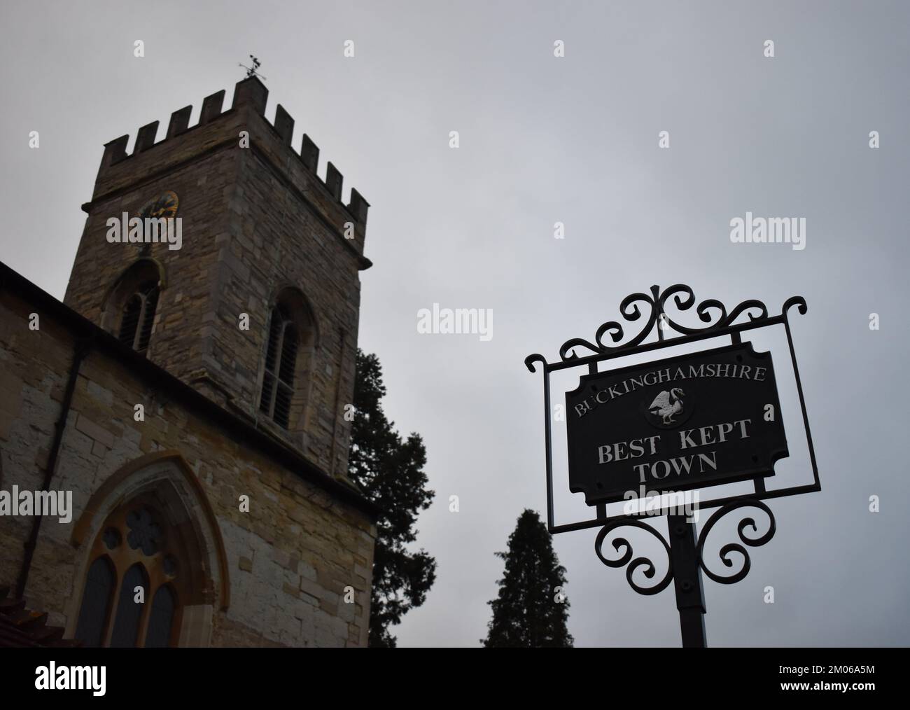 Panneau « la ville la mieux entretenue » à Stony Stratford, Milton Keynes avec l'église de St Mary et St Giles en arrière-plan. Banque D'Images