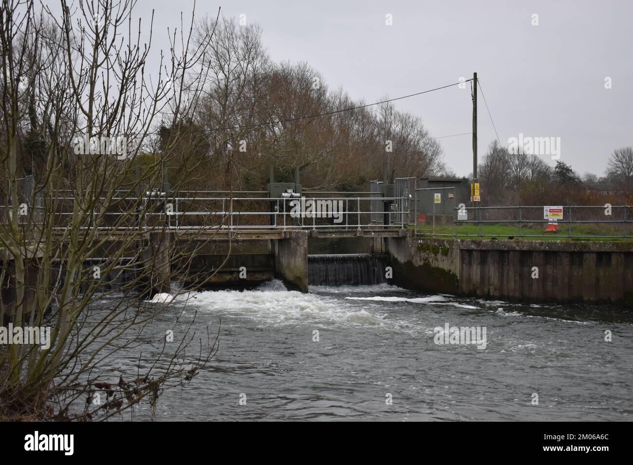 Sluice sur la rivière Great Ouse à Stony Stratford Banque D'Images