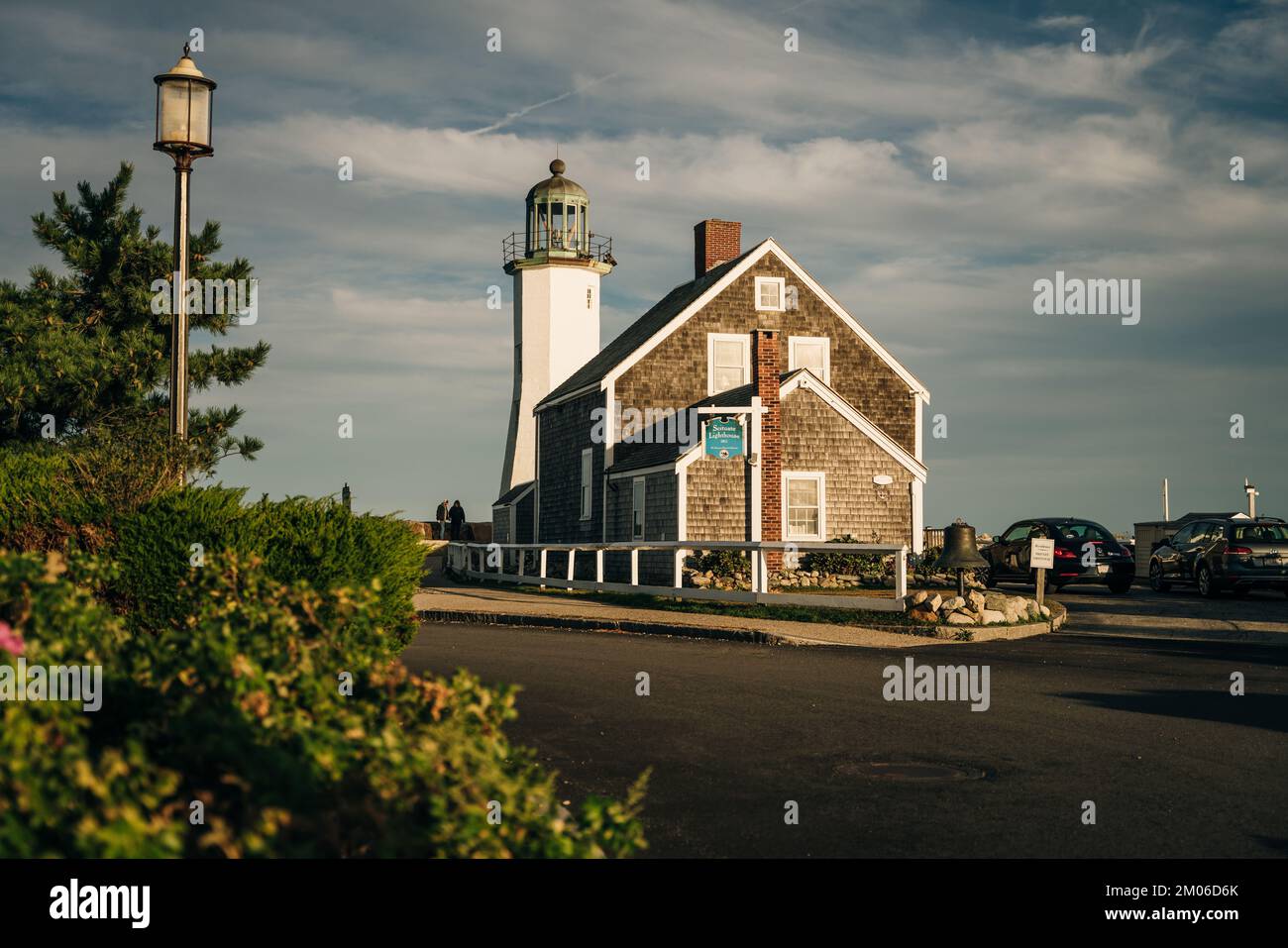 Le phare de Scituate Harbour surplombe un brise-lames dans le Massachusetts - octobre 2022. Photo de haute qualité Banque D'Images