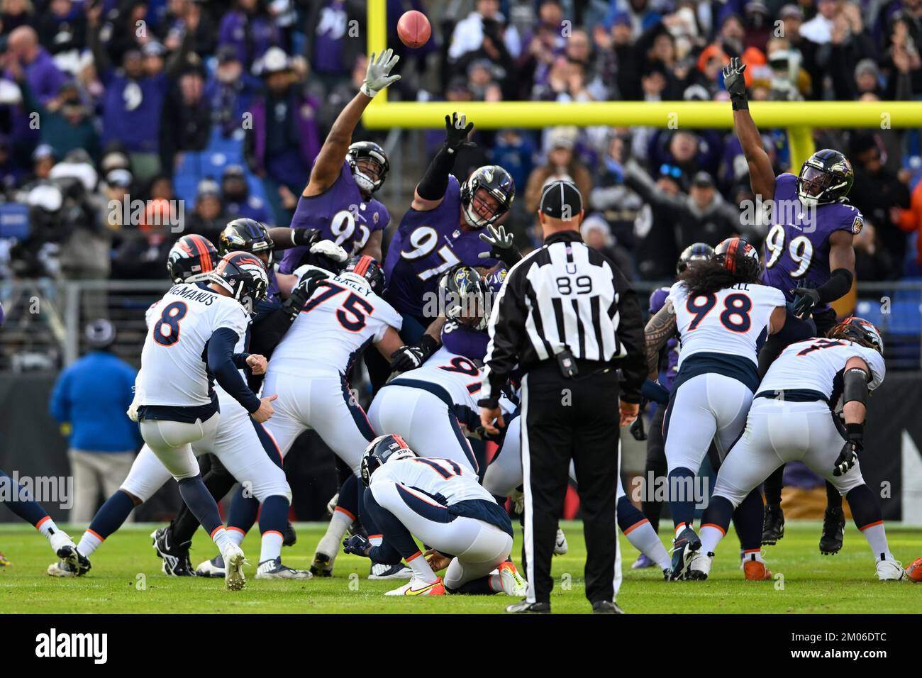 Baltimore, États-Unis. 04th décembre 2022. Denver Broncos place Kicker Brandon McManus (8) lance un but de 52 yards contre les Ravens de Baltimore pendant la première moitié au stade M&T Bank à Baltimore, Maryland, dimanche, 4 décembre 2022. Photo de David Tulis/UPI crédit: UPI/Alay Live News Banque D'Images