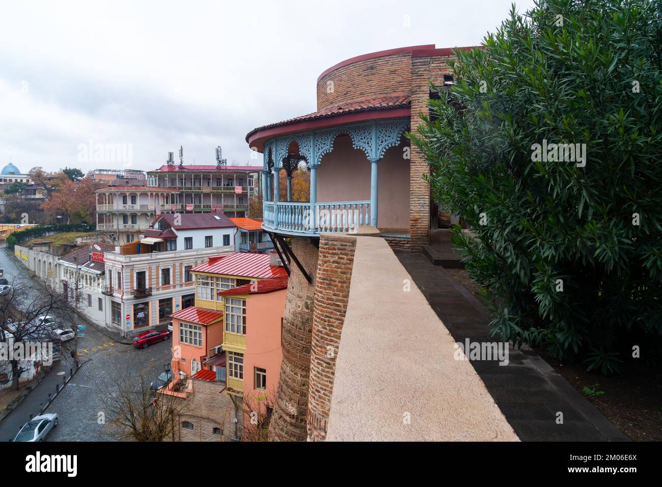 Tbilissi, Géorgie - 3 décembre 2022 : vue sur le balcon du palais de la reine Darejan à Tbilissi Banque D'Images