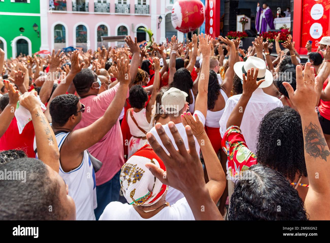 Salvador, Bahia, Brésil - 04 décembre 2022: Les catholiques dévorés de Santa Barbara élèvent leurs bras vers le ciel en l'honneur de Santa. Pelourinho, Salvador, Ba Banque D'Images