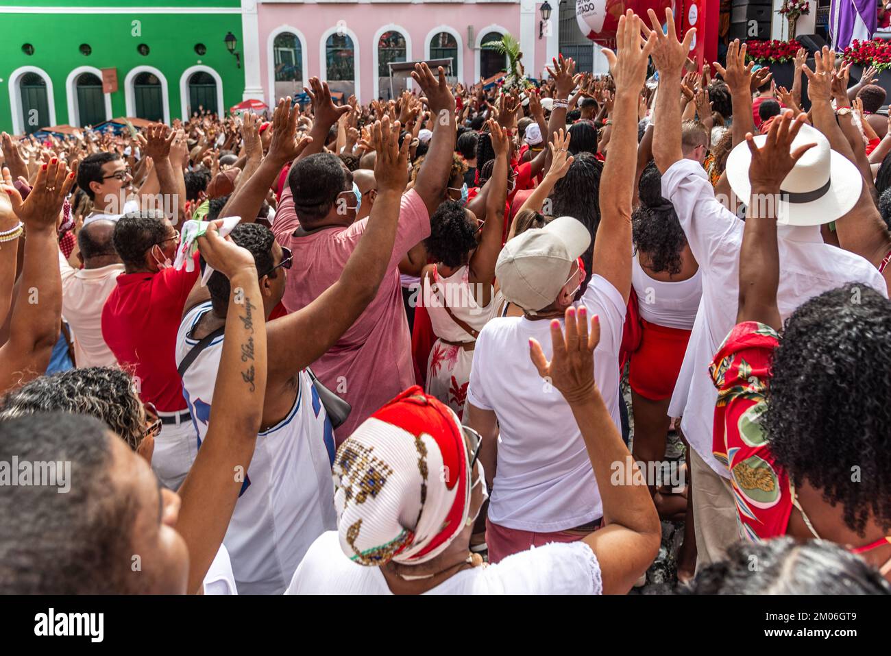 Salvador, Bahia, Brésil - 04 décembre 2022: Les catholiques dévorés de Santa Barbara élèvent leurs bras vers le ciel en l'honneur de Santa. Pelourinho, Salvador, Ba Banque D'Images
