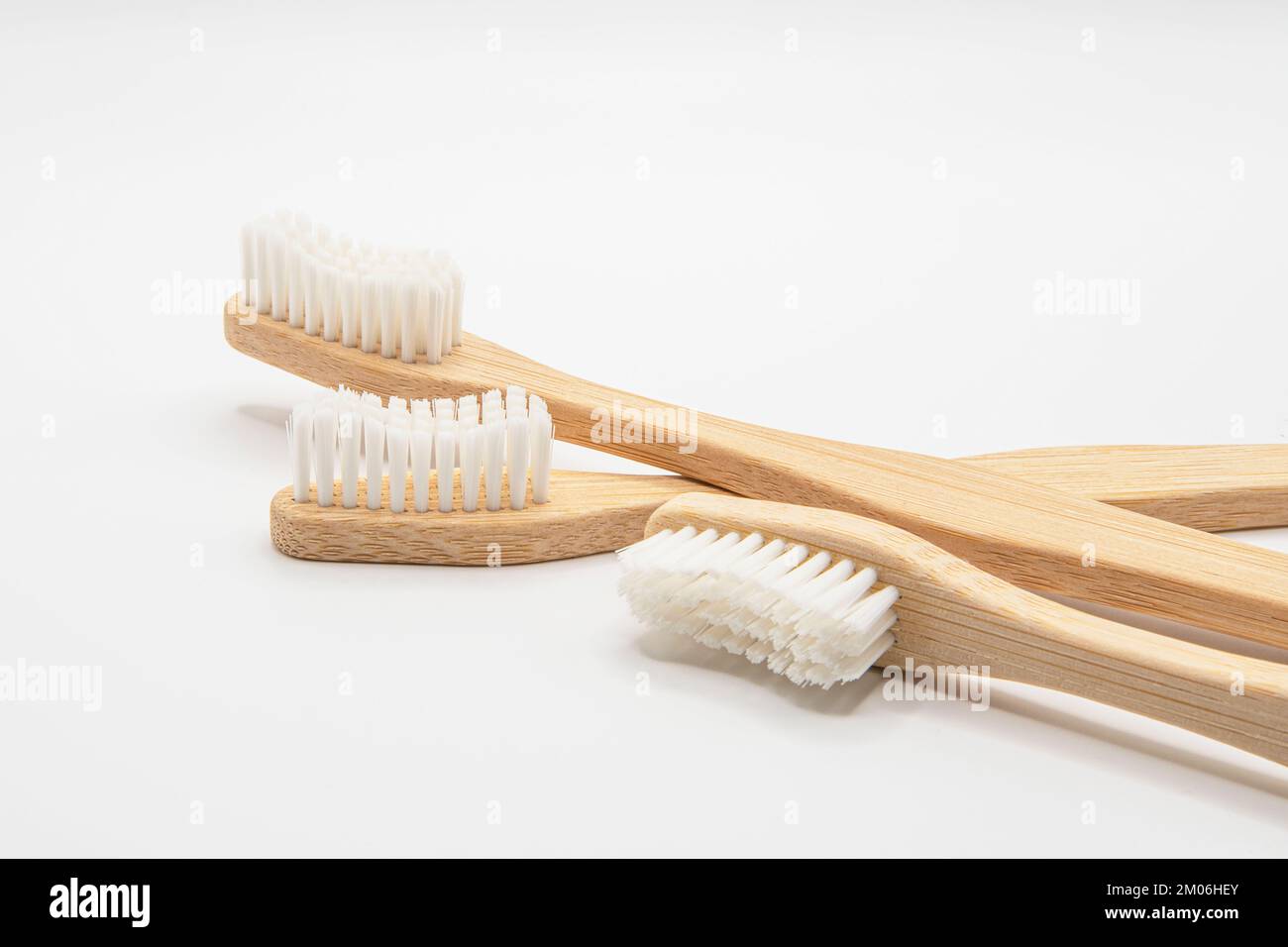 Gros plan sur les brosses à dents en bambou Banque D'Images