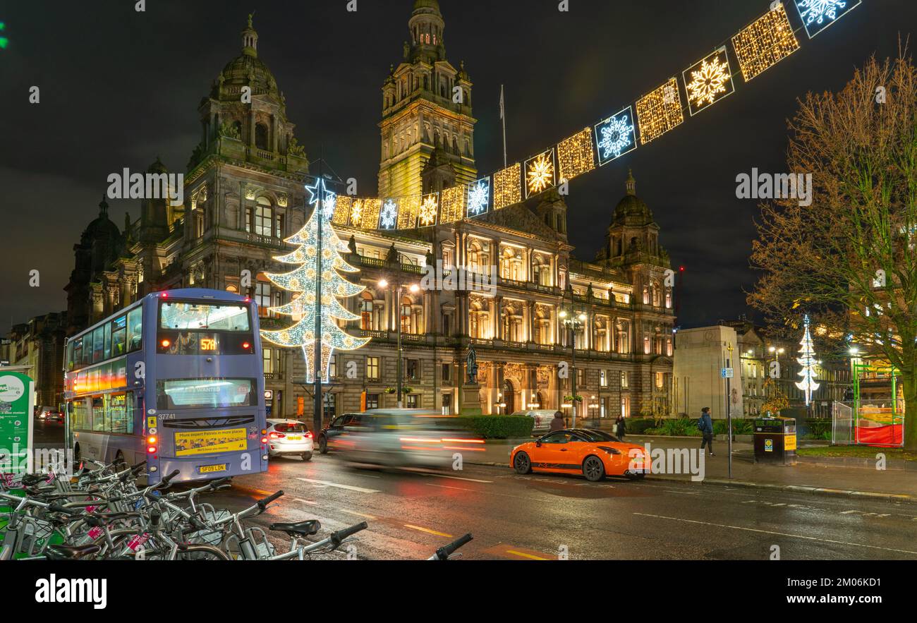 George Square, Glasgow, avec City Chambers sur la gauche. Photo prise en décembre 2022. Banque D'Images