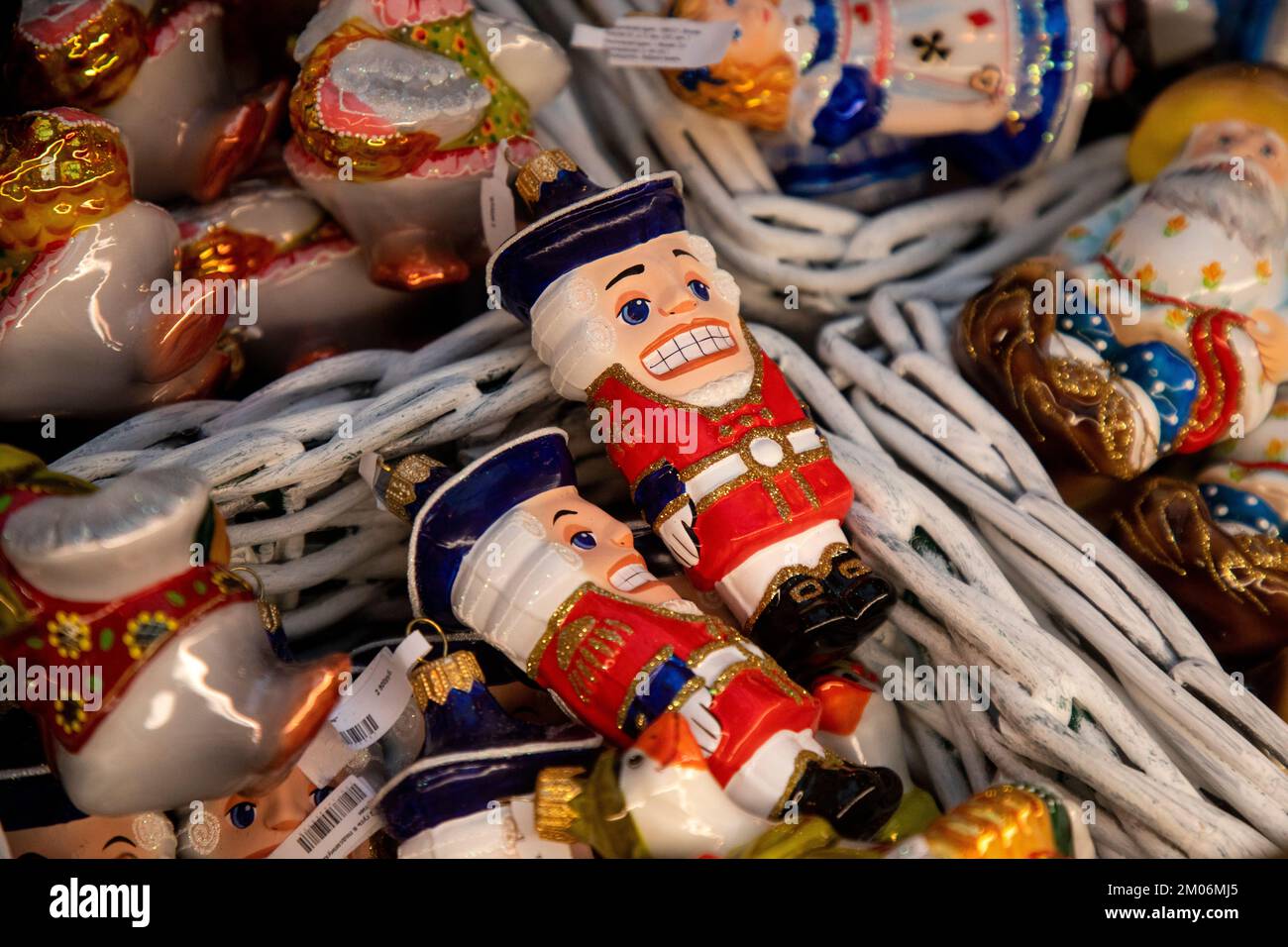 Un jouet d'arbre de Noël sous la forme d'un casse-noisette se trouve sur le comptoir parmi les jouets d'arbre de Noël pendant le nouvel an et les vacances de Noël à Moscou, en Russie Banque D'Images
