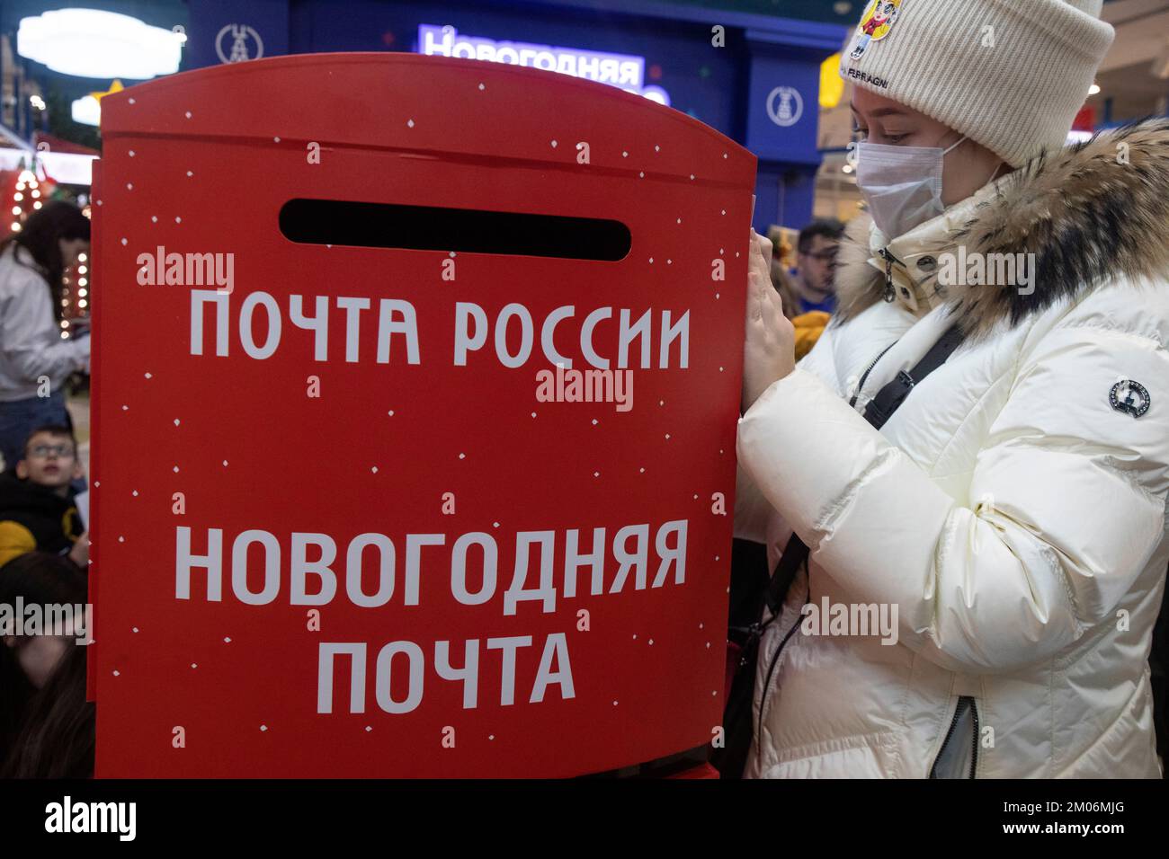 Moscou, Russie. 4th décembre 2022. Une femme envoie une lettre au Père Noël par l'intermédiaire du service de courrier du nouvel an de la compagnie de poste russe dans le magasin Central Children's World à Lubyanka, dans la ville de Moscou, en Russie Banque D'Images