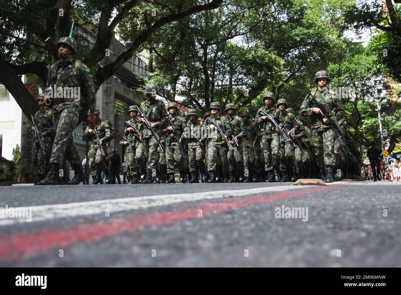 Salvador, Bahia, Brésil - 07 septembre 2016 : vue d'ensemble des soldats de l'armée brésilienne qui défilent dans les rues de Salvador, Bahia, le jour de l'indépendance. Banque D'Images