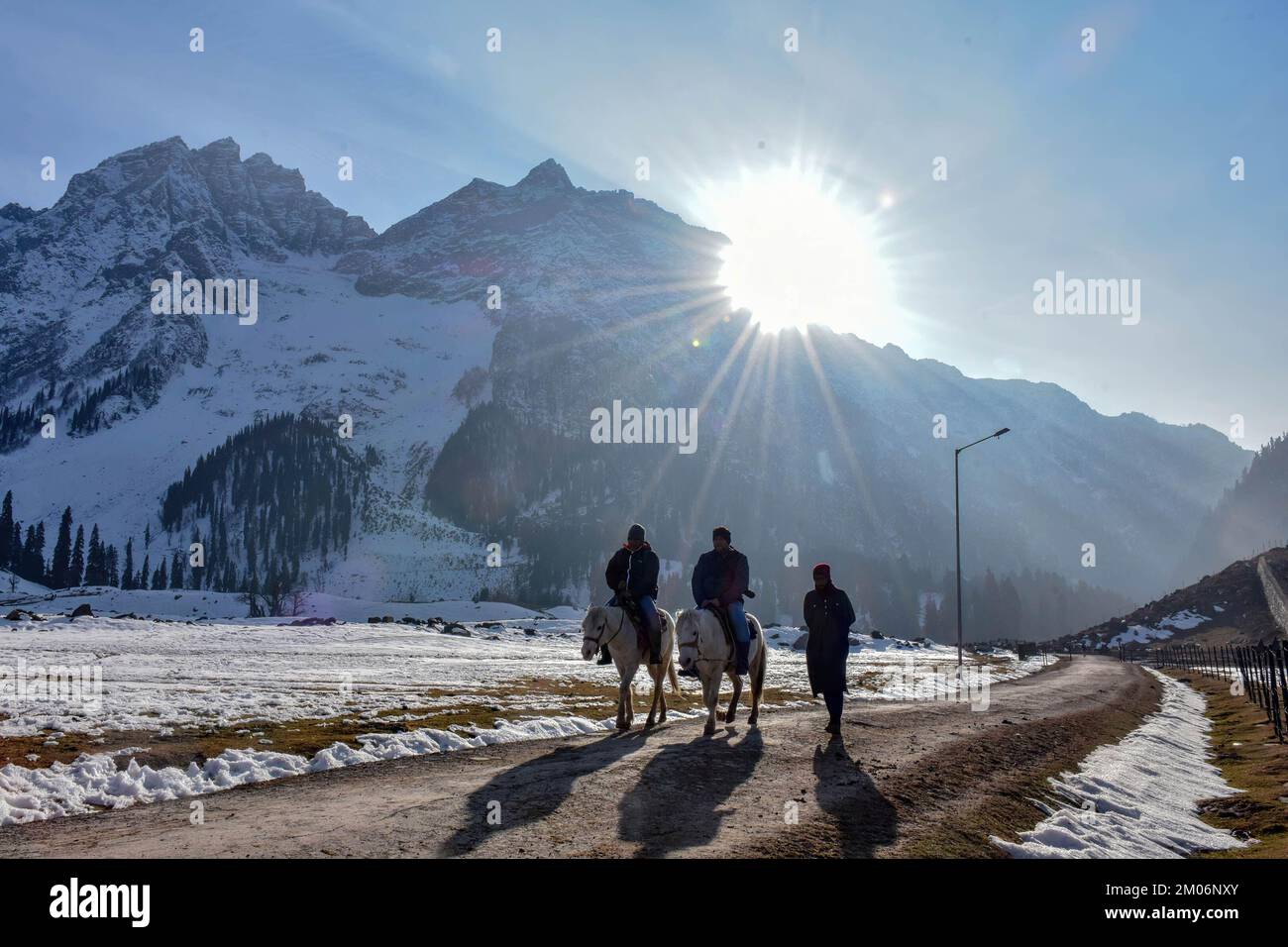 Sonamarg, Inde. 04th décembre 2022. Les touristes indiens apprécient l'équitation pendant une journée d'hiver froide à Sonamarg, environ 100kms au nord-est de Srinagar, la capitale estivale de Jammu-et-Cachemire. (Photo de Saqib Majeed/SOPA Images/Sipa USA) crédit: SIPA USA/Alay Live News Banque D'Images