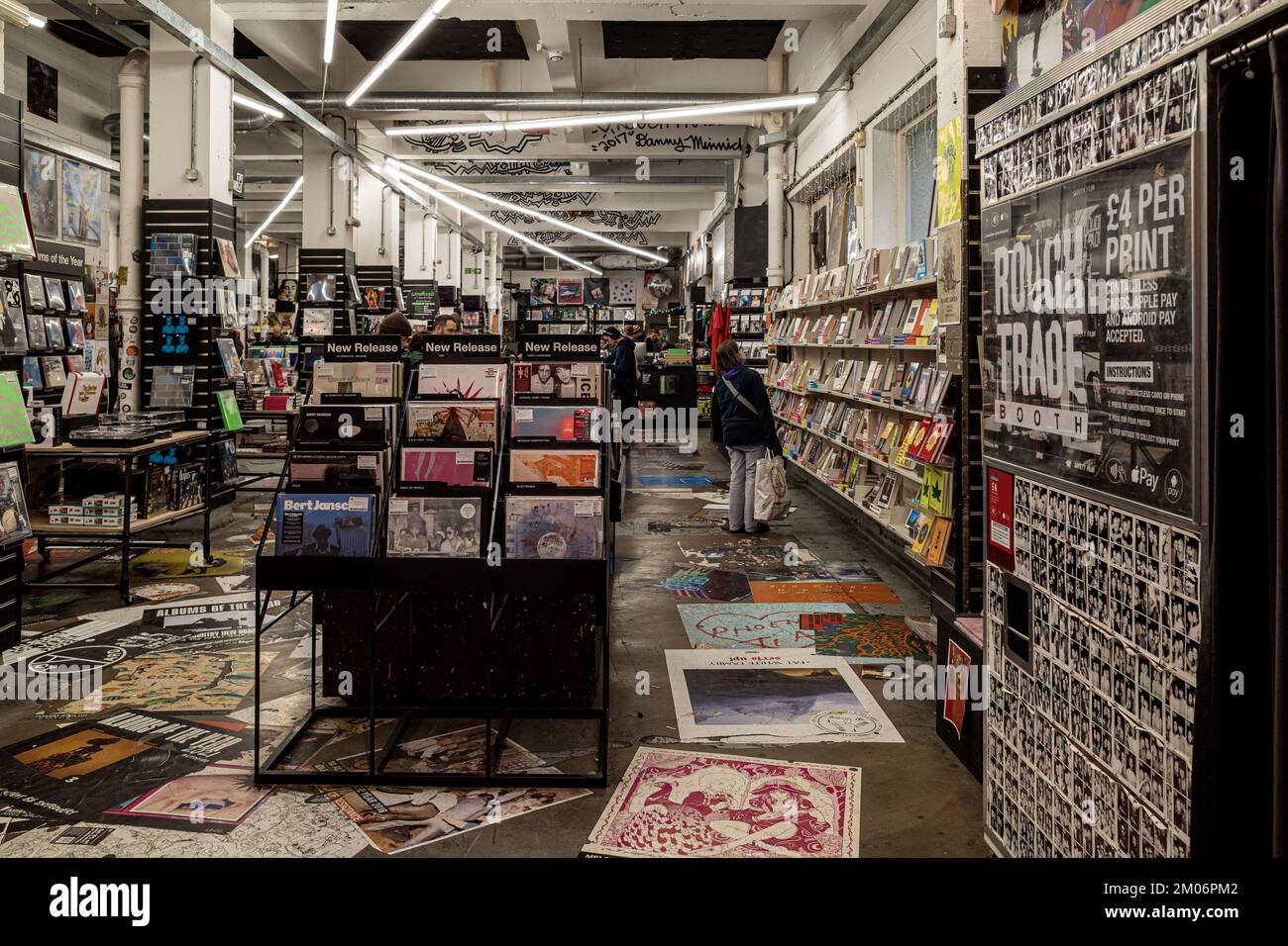 Rough Trade East Record Shop and Cafe - les acheteurs de disques parcourent le magasin de disques Rough Trade East à proximité de Brick Lane, dans la zone à la mode de Shoreditch à Londres. Banque D'Images