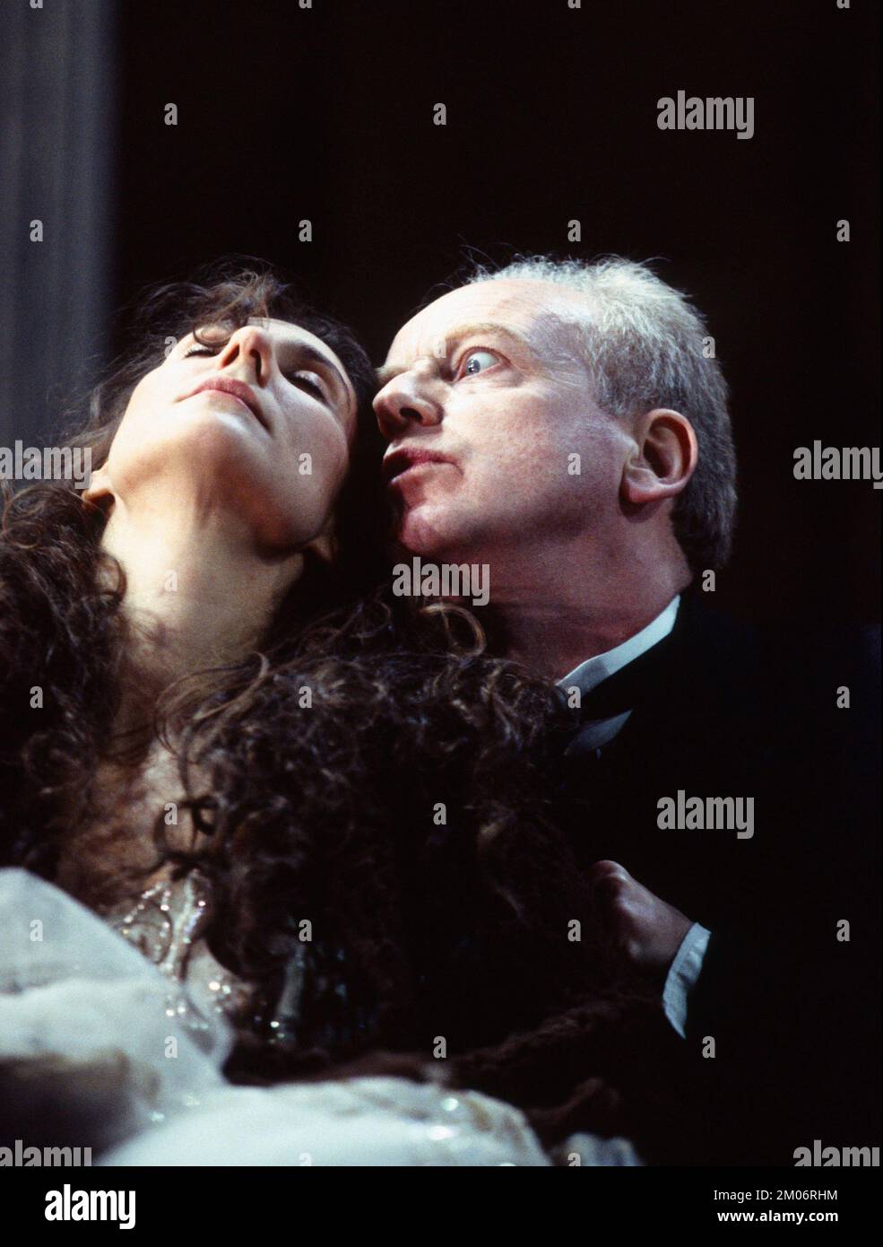 Anna Patrick (Caroline), Ian McDiarmid (Dancer) dans LA TOMBÉE DE LA NUIT par Howard Barker au Royal court Theatre, Londres SW1 11/04/1994 conception: Johan Engels éclairage: ACE McCarron directeur: Howard Barker Banque D'Images