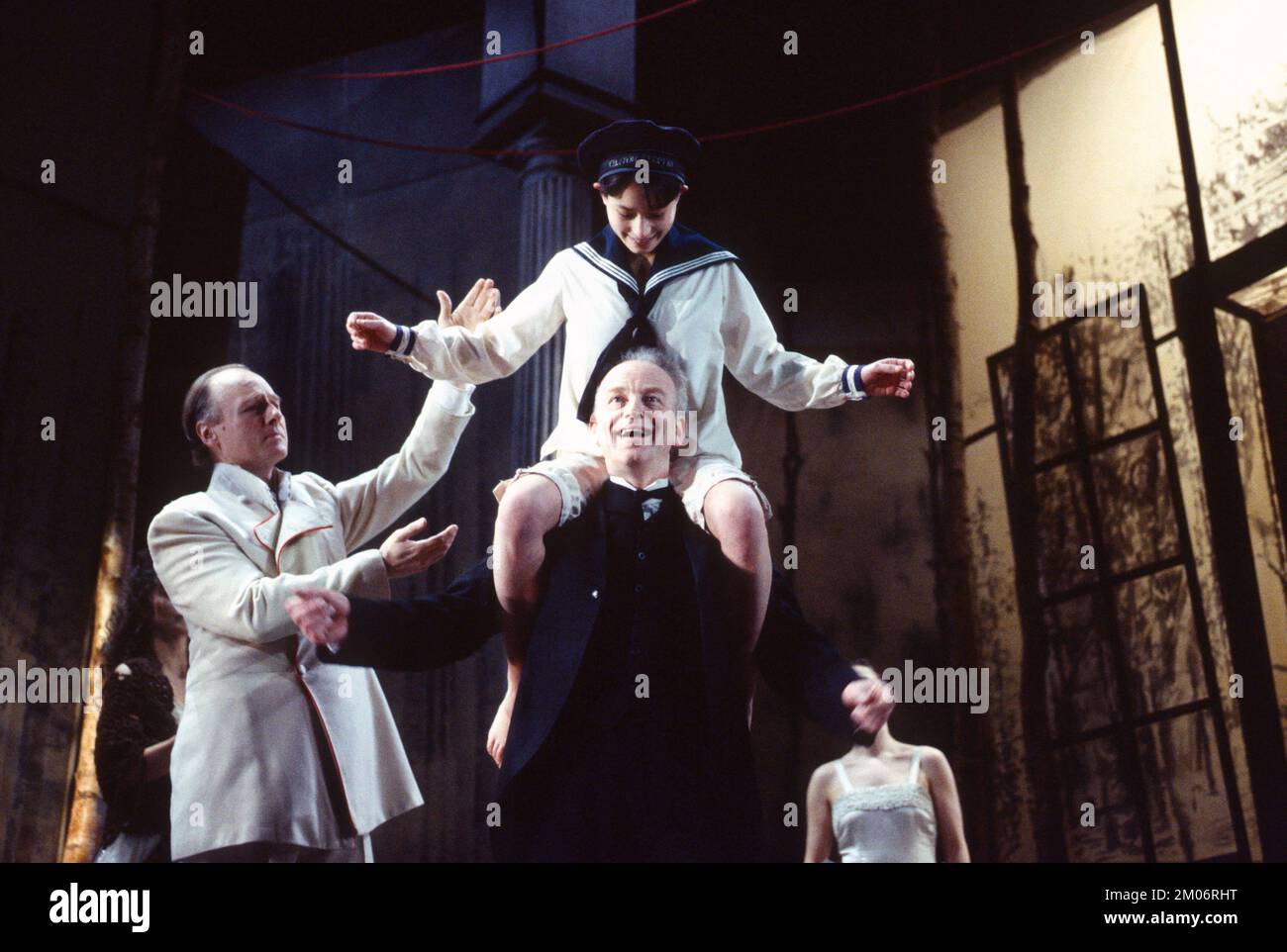 l-r: Nicholas Jones (Romanoff), Ian McDiarmid (Dancer), Paul Gonshaw (Christophe - garçon en costume de marin) dans LA TOMBÉE DE LA NUIT par Howard Barker au Royal court Theatre, Londres SW1 11/04/1994 design: Johan Engels éclairage: ACE McCarron réalisateur: Howard Barker Banque D'Images