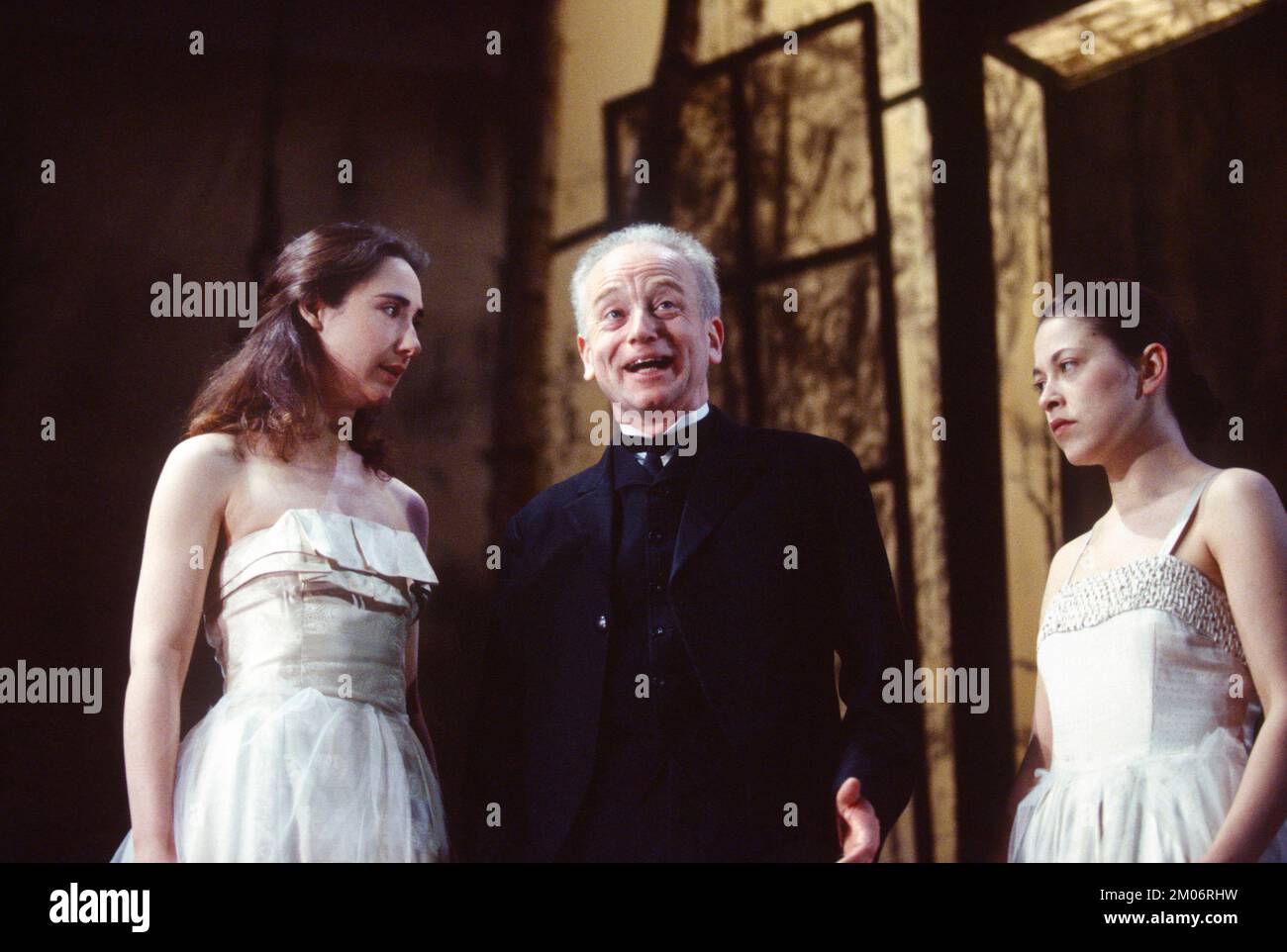 l-r: Rebecca Charles (Helen), Ian McDiarmid (Dancer), Nicola Walker (Griselda) dans LA TOMBÉE DE LA NUIT par Howard Barker au Royal court Theatre, Londres SW1 11/04/1994 design: Johan Engels éclairage: ACE McCarron réalisateur: Howard Barker Banque D'Images