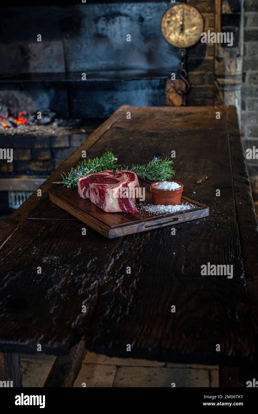 Steak de bœuf cru au romarin - prêt pour la cuisine à Gunton Arms , North Norfolk , Angleterre. Banque D'Images
