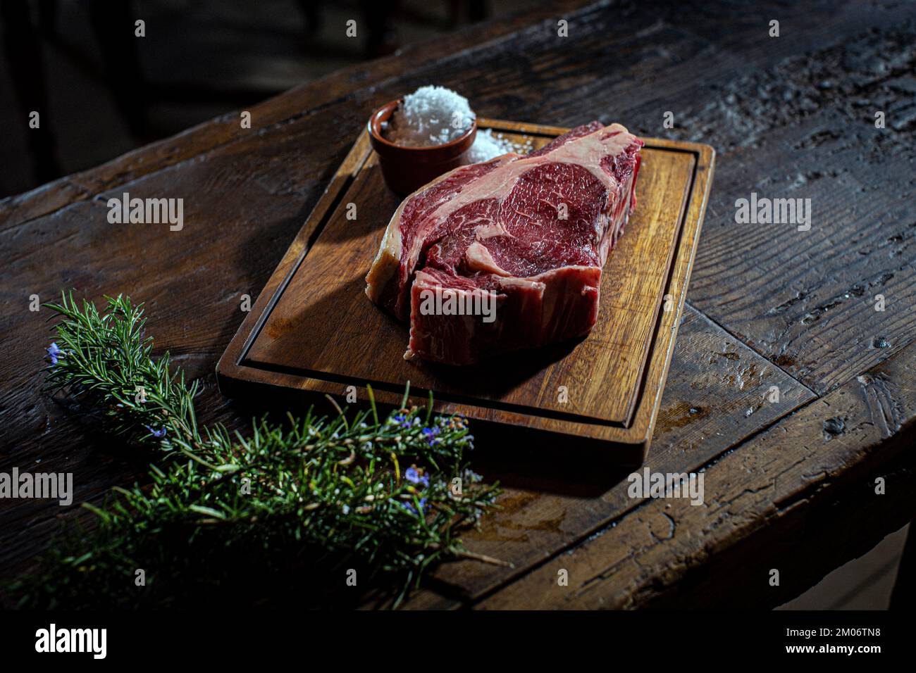 Steak de bœuf cru au romarin - prêt pour la cuisine à Gunton Arms , North Norfolk , Angleterre. Banque D'Images